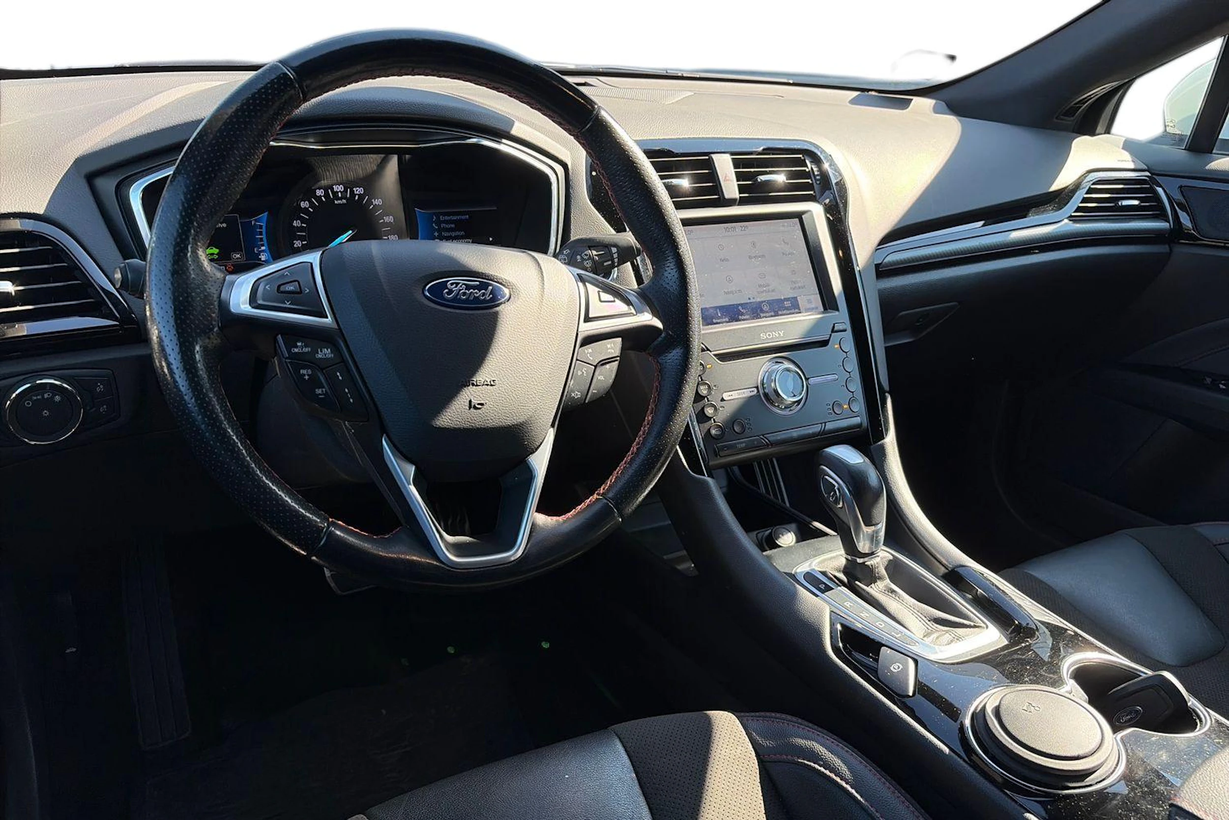 valkoinen Ford Mondeo 2021 kuva 3.
