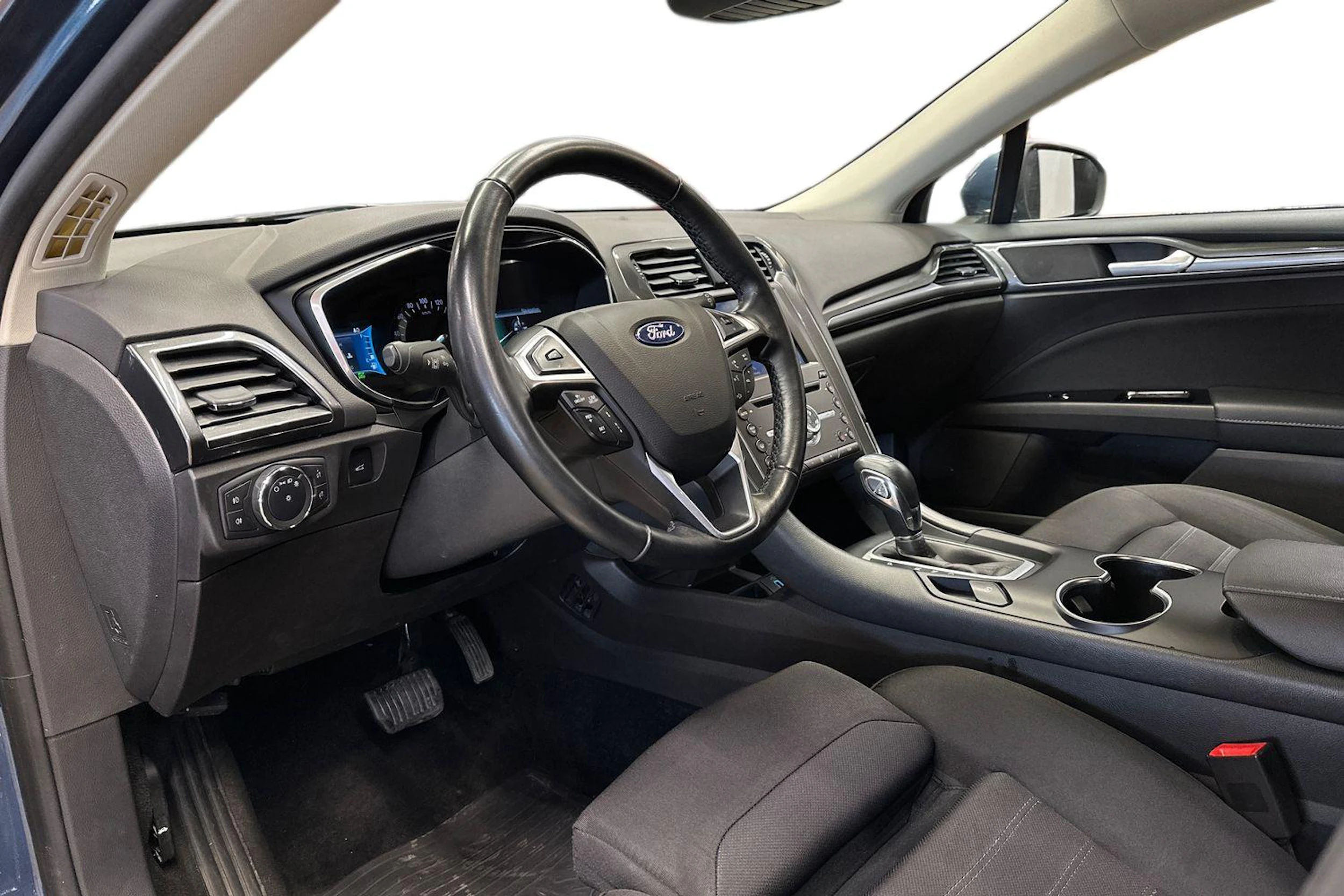 sininen Ford Mondeo 2021 kuva 8.