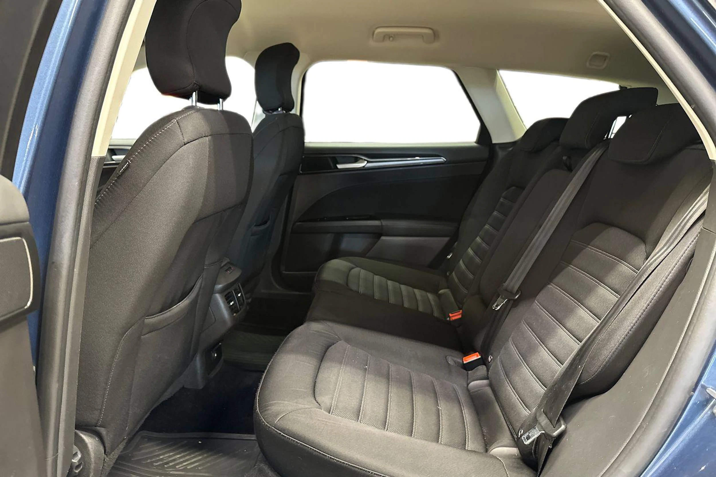 sininen Ford Mondeo 2021 kuva 11.