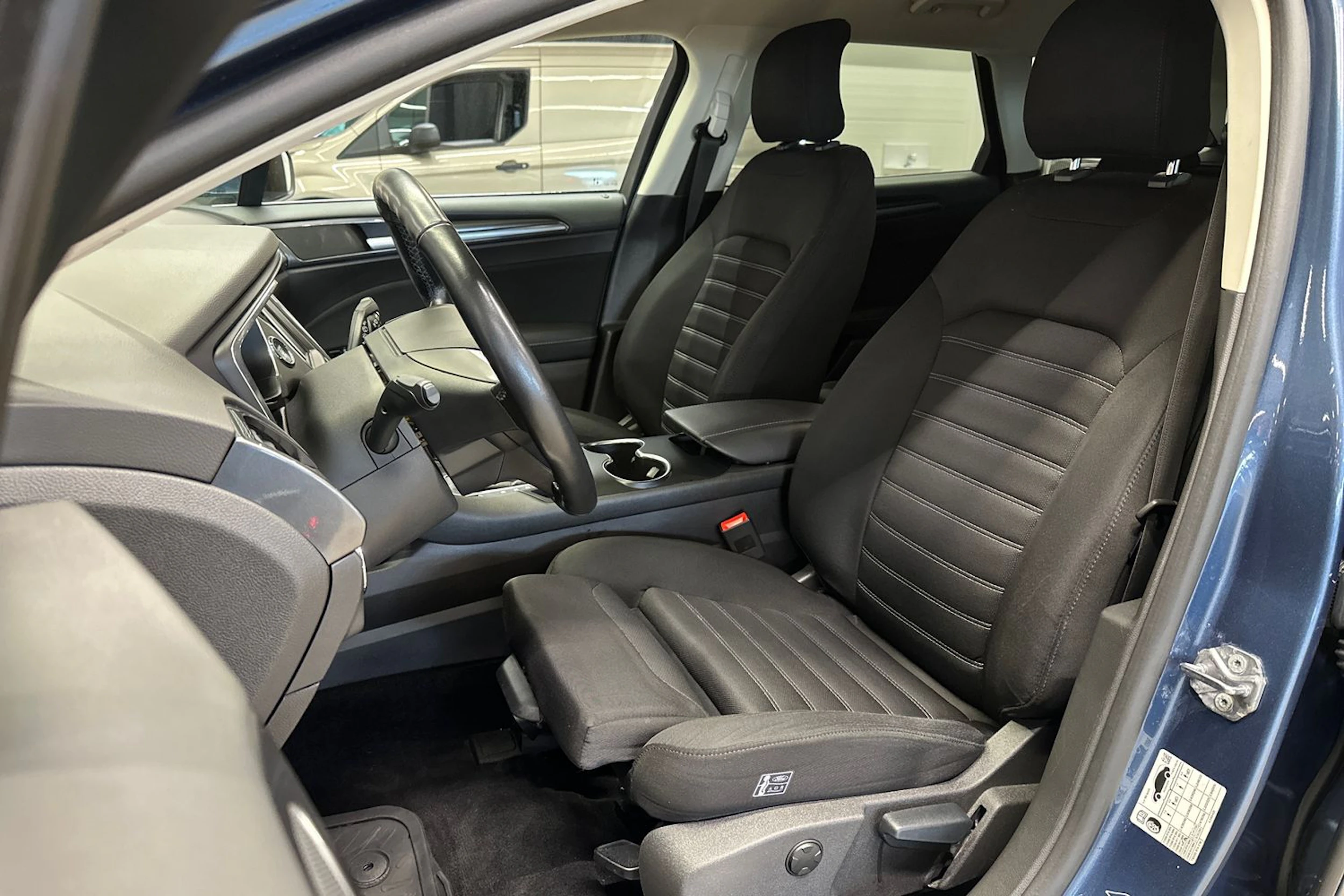 sininen Ford Mondeo 2021 kuva 17.