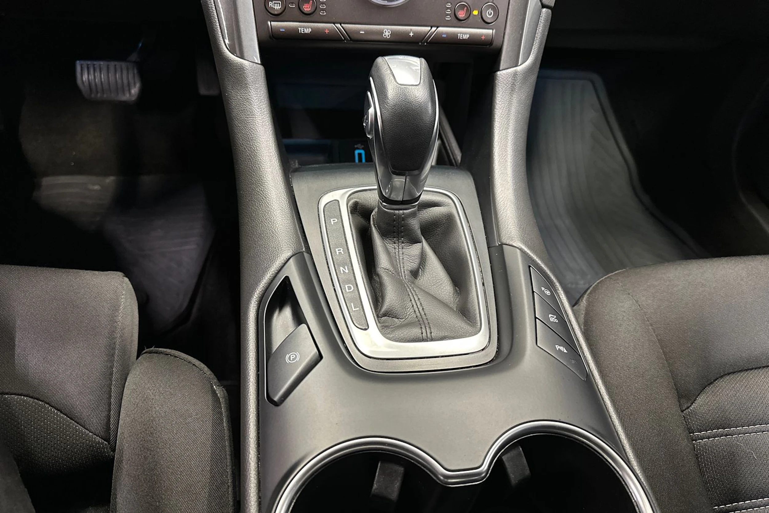 sininen Ford Mondeo 2021 kuva 24.