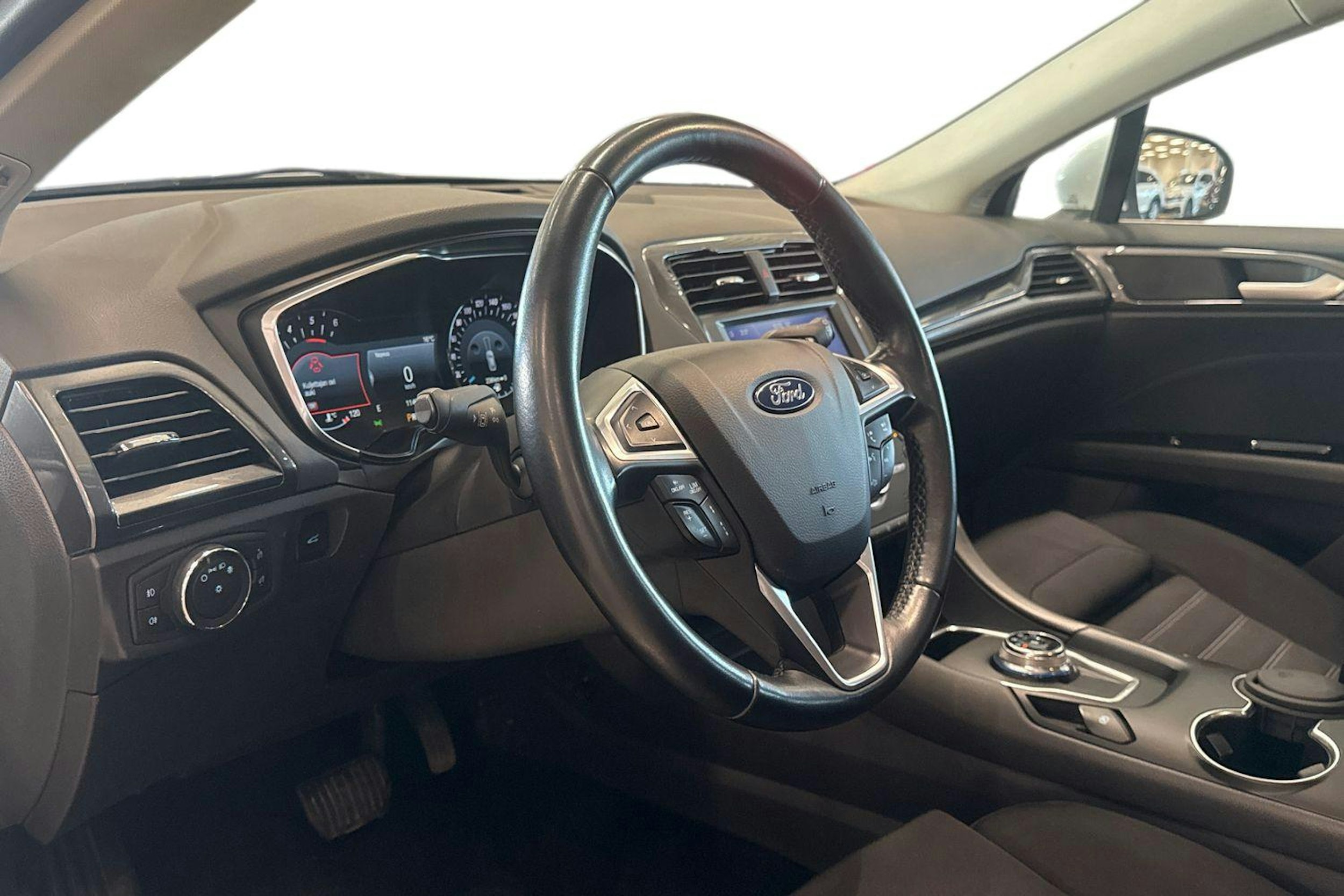 valkoinen Ford Mondeo 2021 kuva 6.