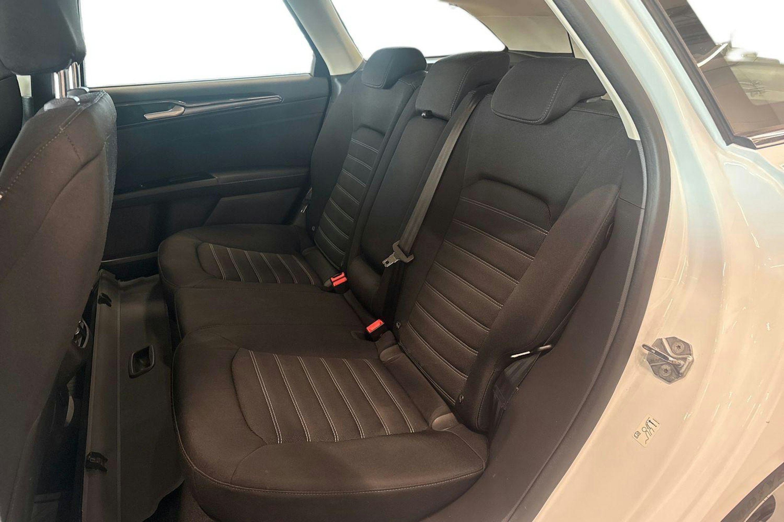 valkoinen Ford Mondeo 2021 kuva 8.