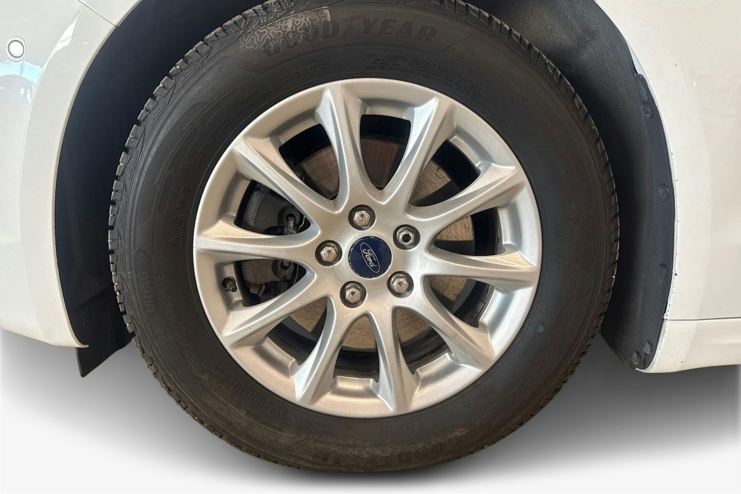 valkoinen Ford Mondeo 2021 kuva 9.