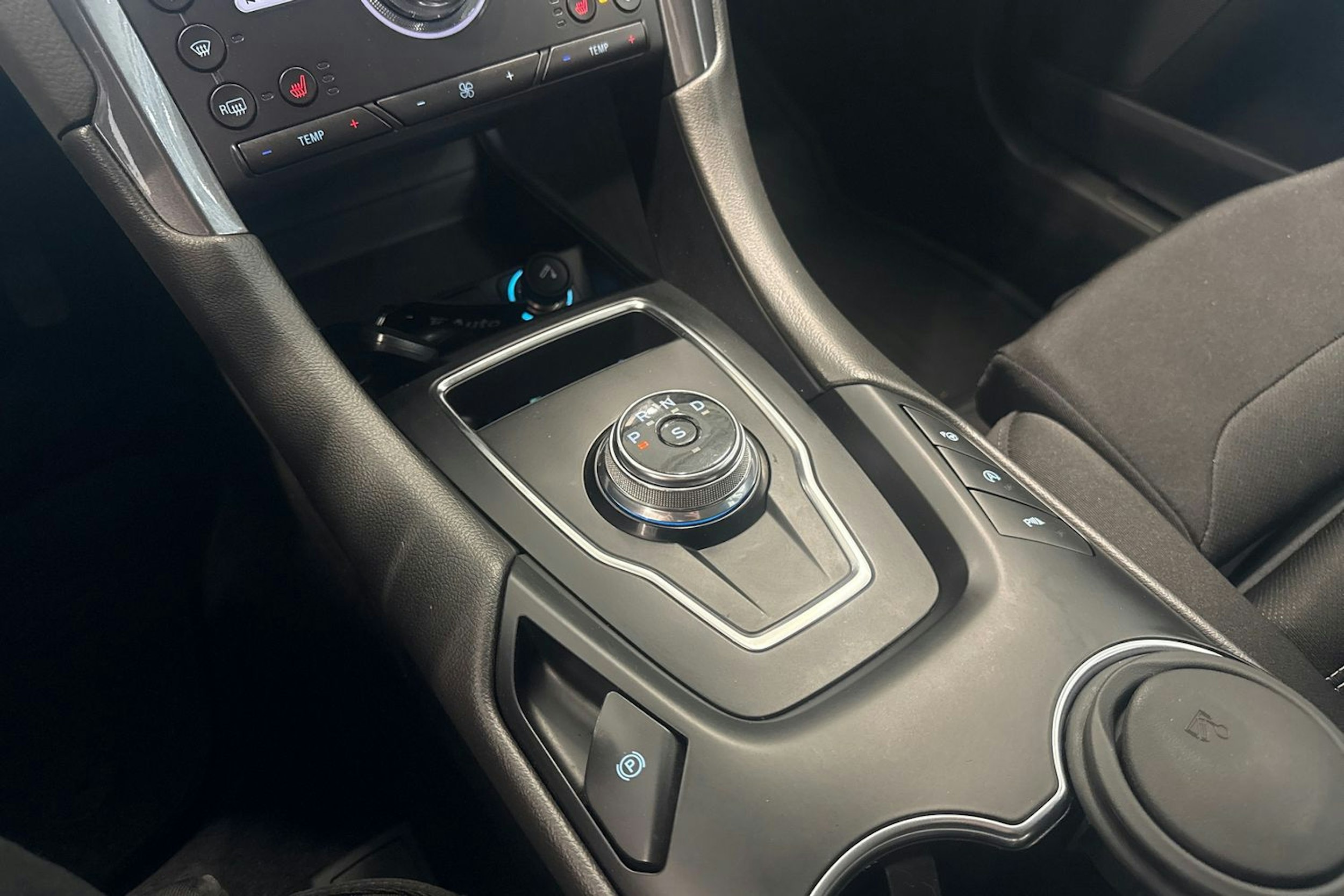 valkoinen Ford Mondeo 2021 kuva 15.