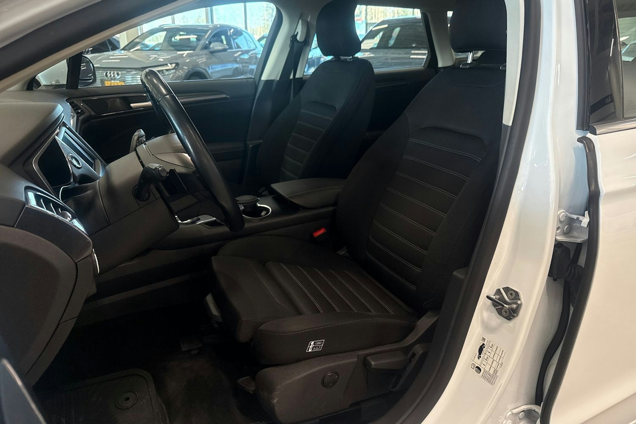 valkoinen Ford Mondeo 2021 kuva 20.