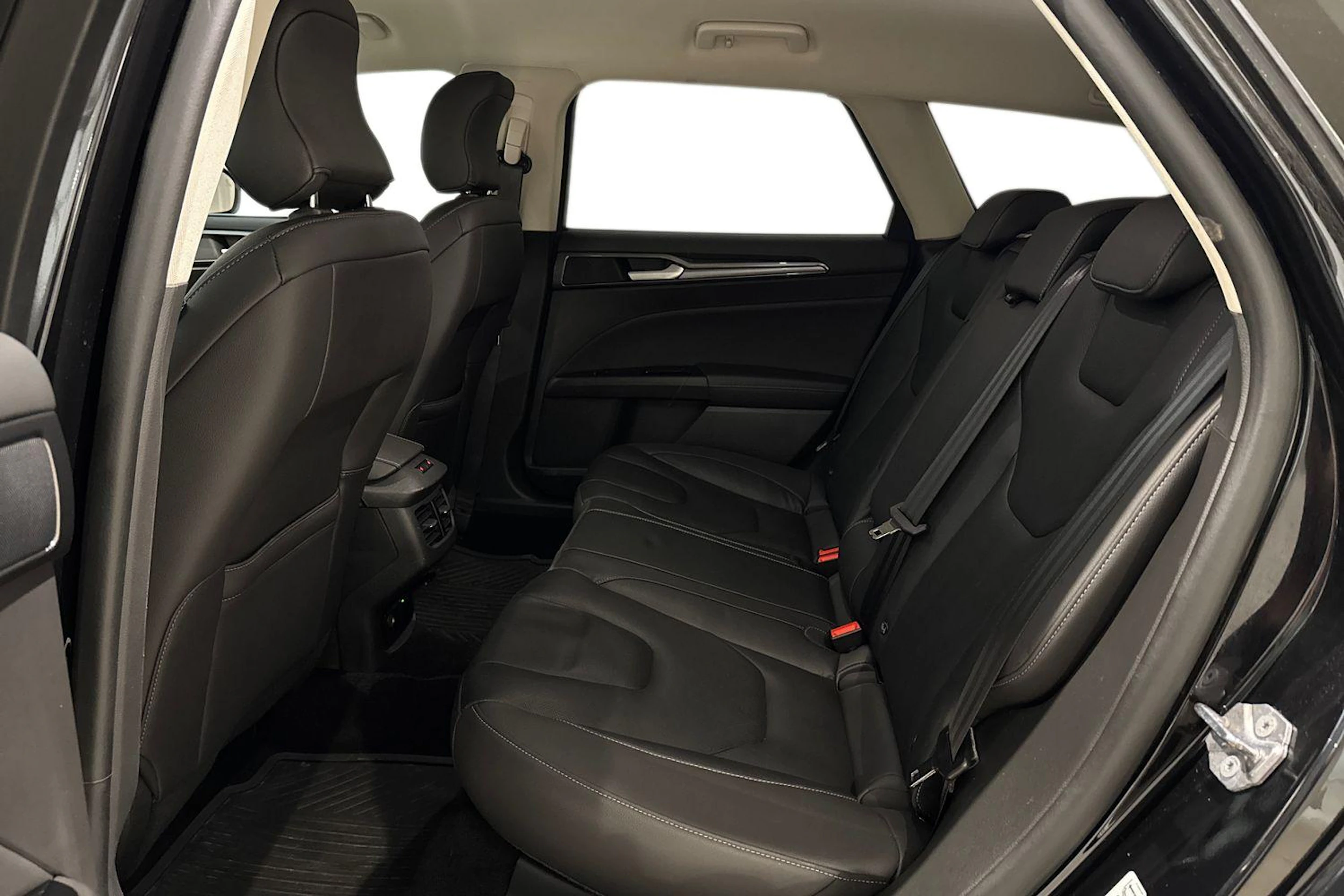musta Ford Mondeo 2022 kuva 11.
