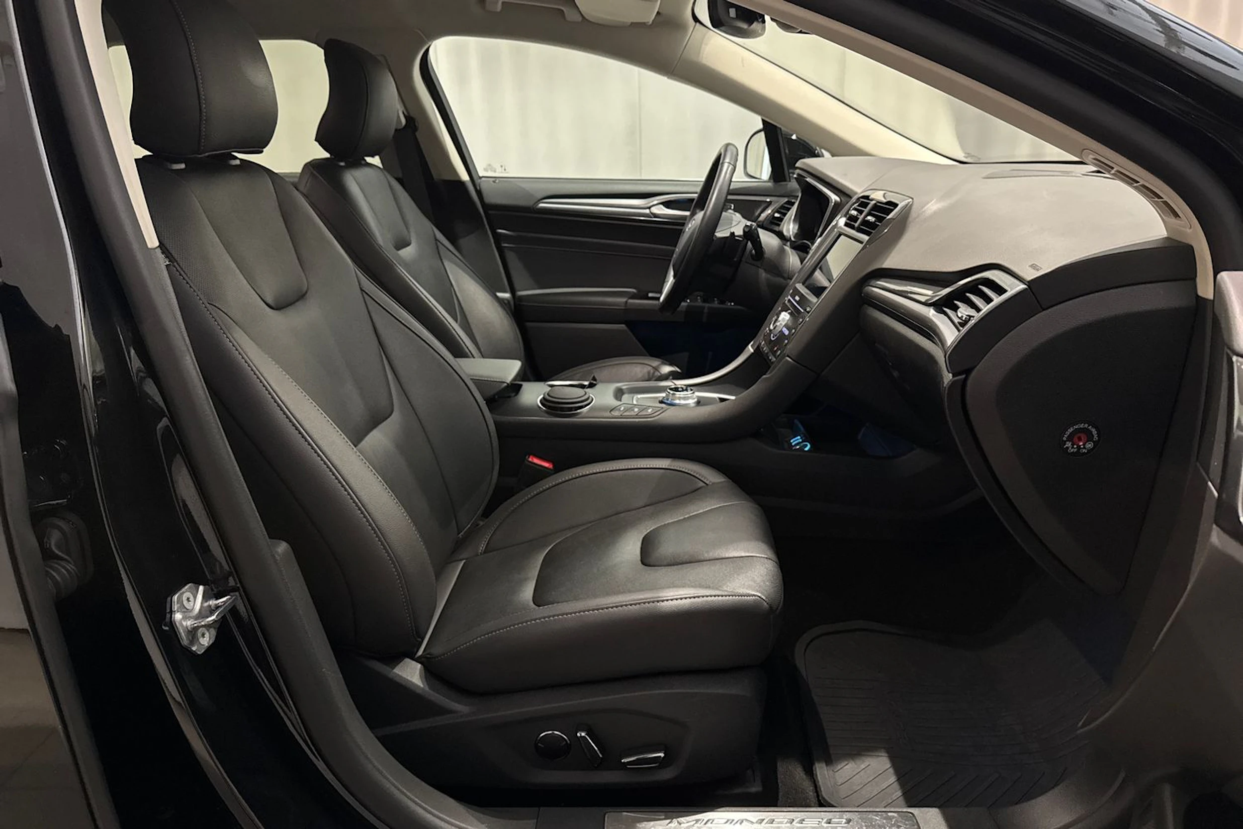 musta Ford Mondeo 2022 kuva 18.