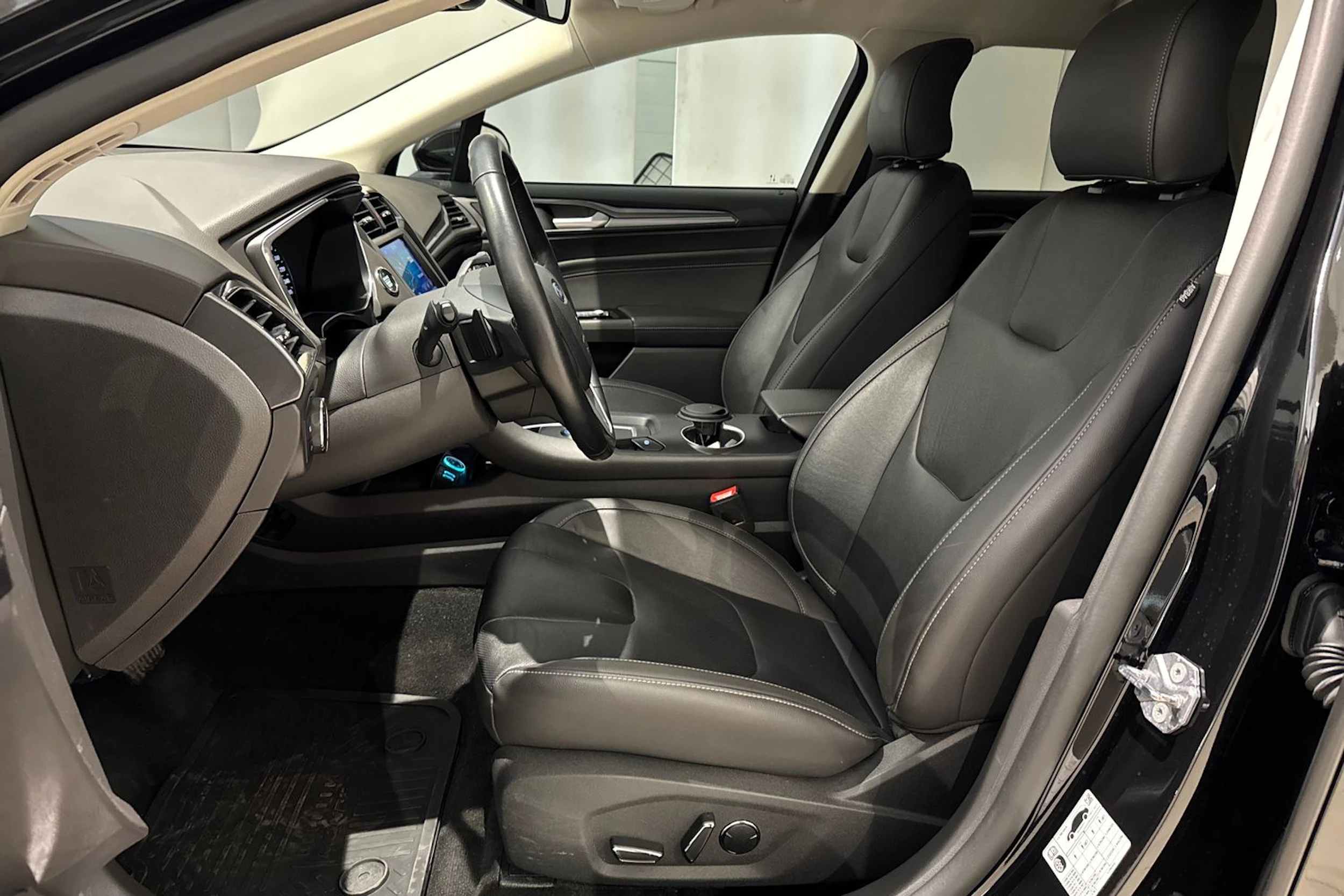 musta Ford Mondeo 2022 kuva 20.