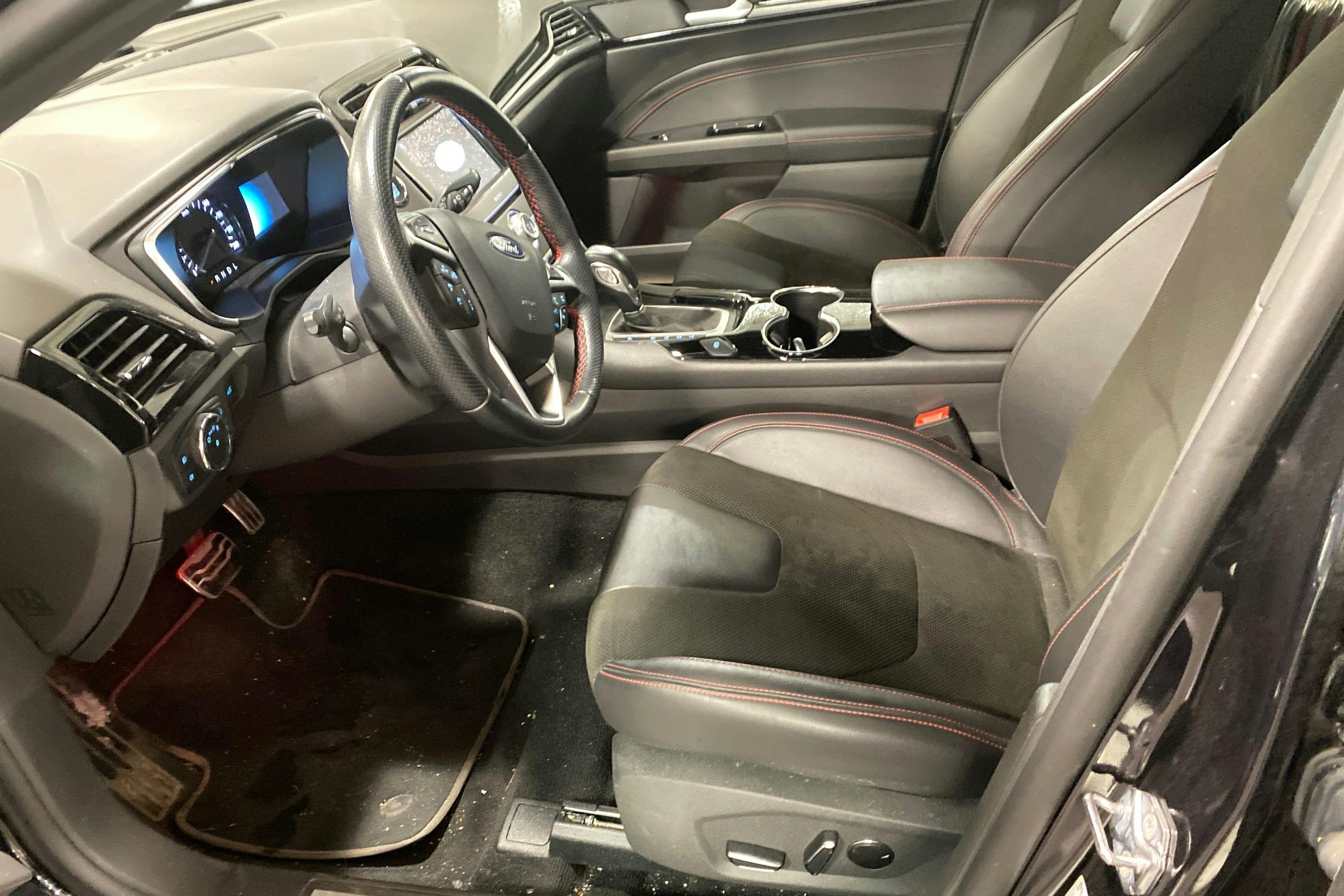 musta Ford Mondeo 2022 kuva 3.