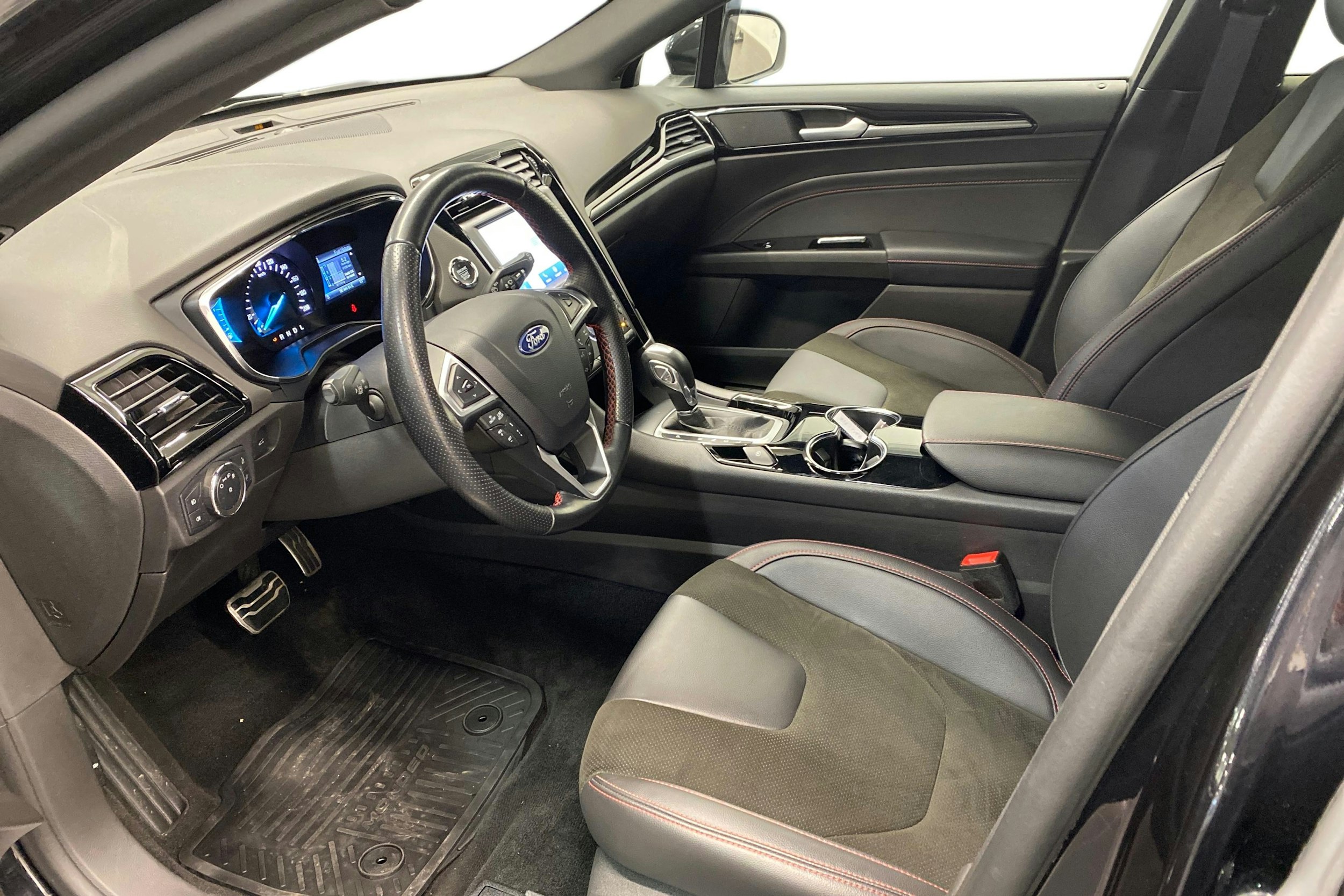 musta Ford Mondeo 2022 kuva 6.