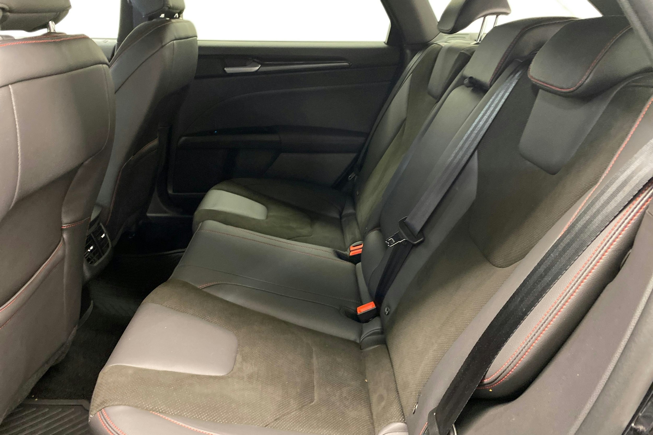 musta Ford Mondeo 2022 kuva 8.