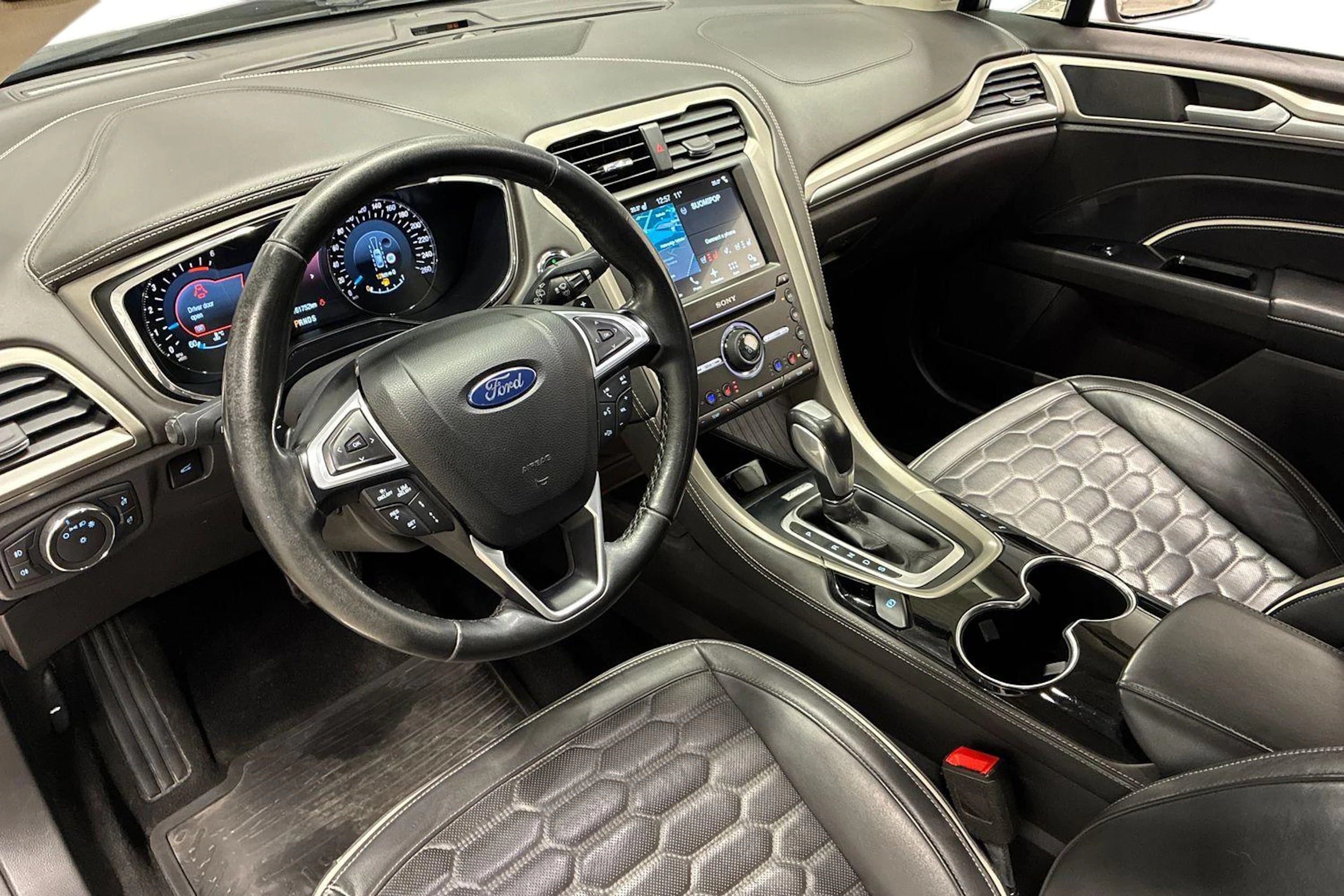 harmaa Ford Mondeo 2017 kuva 6.