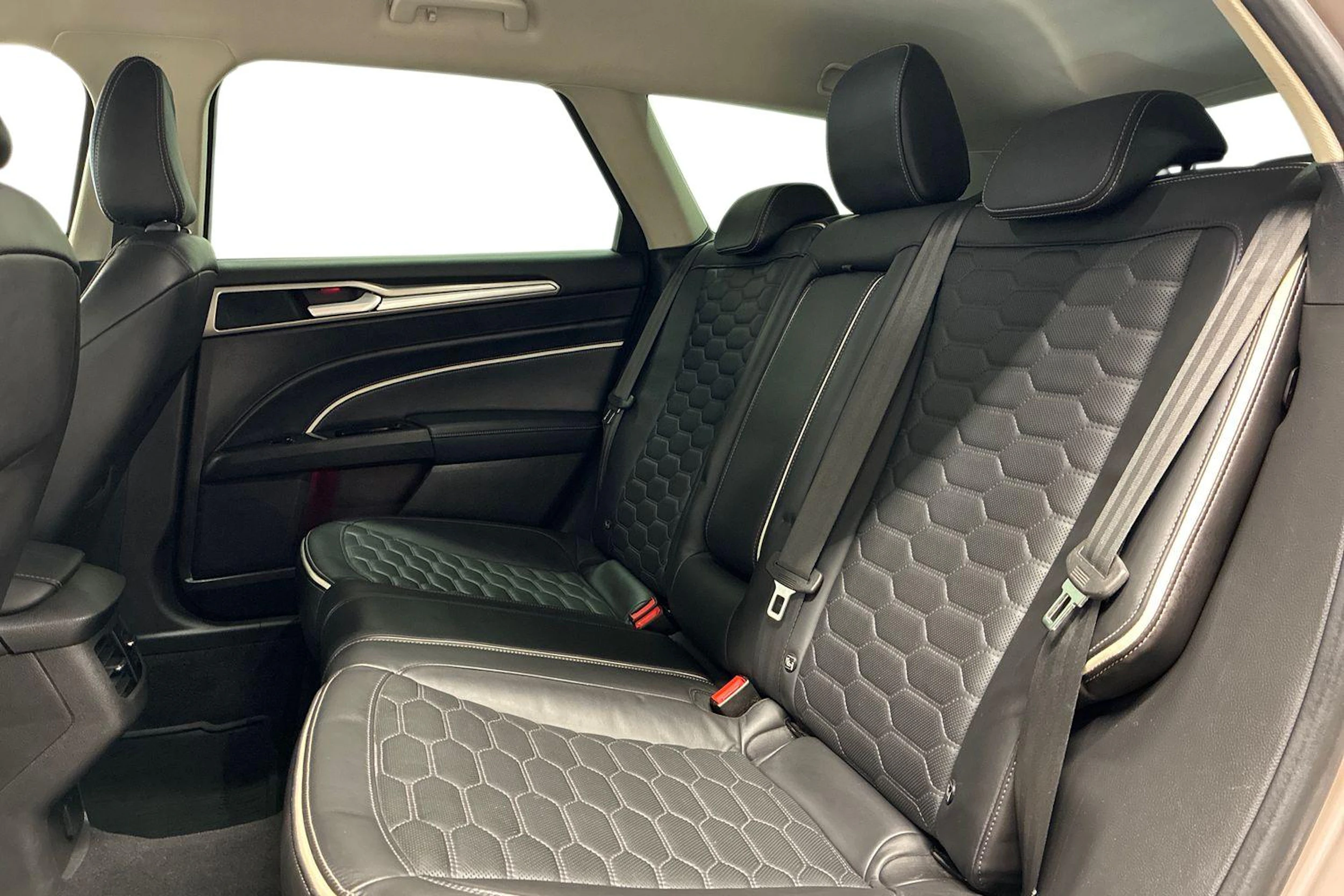 harmaa Ford Mondeo 2017 kuva 8.