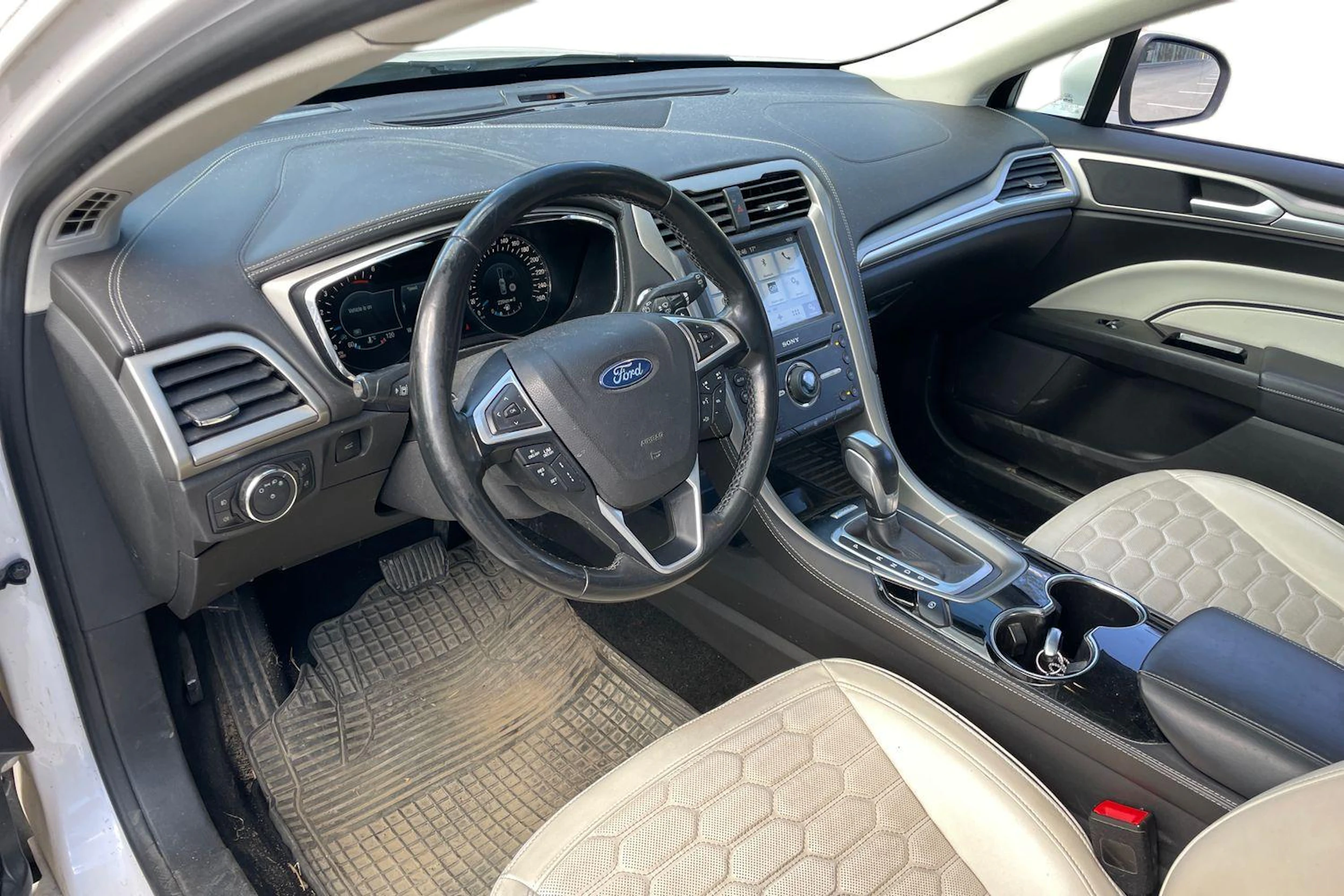 Valkoinen Ford Mondeo Vignale 2017 kuva 3.