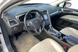 Valkoinen Ford Mondeo Vignale 2017 kuva 3.