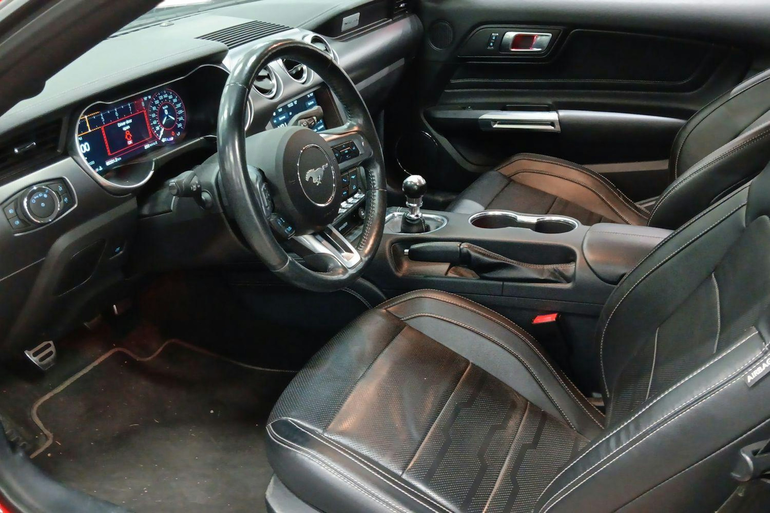 Punainen Ford MUSTANG 2018 kuva 3.