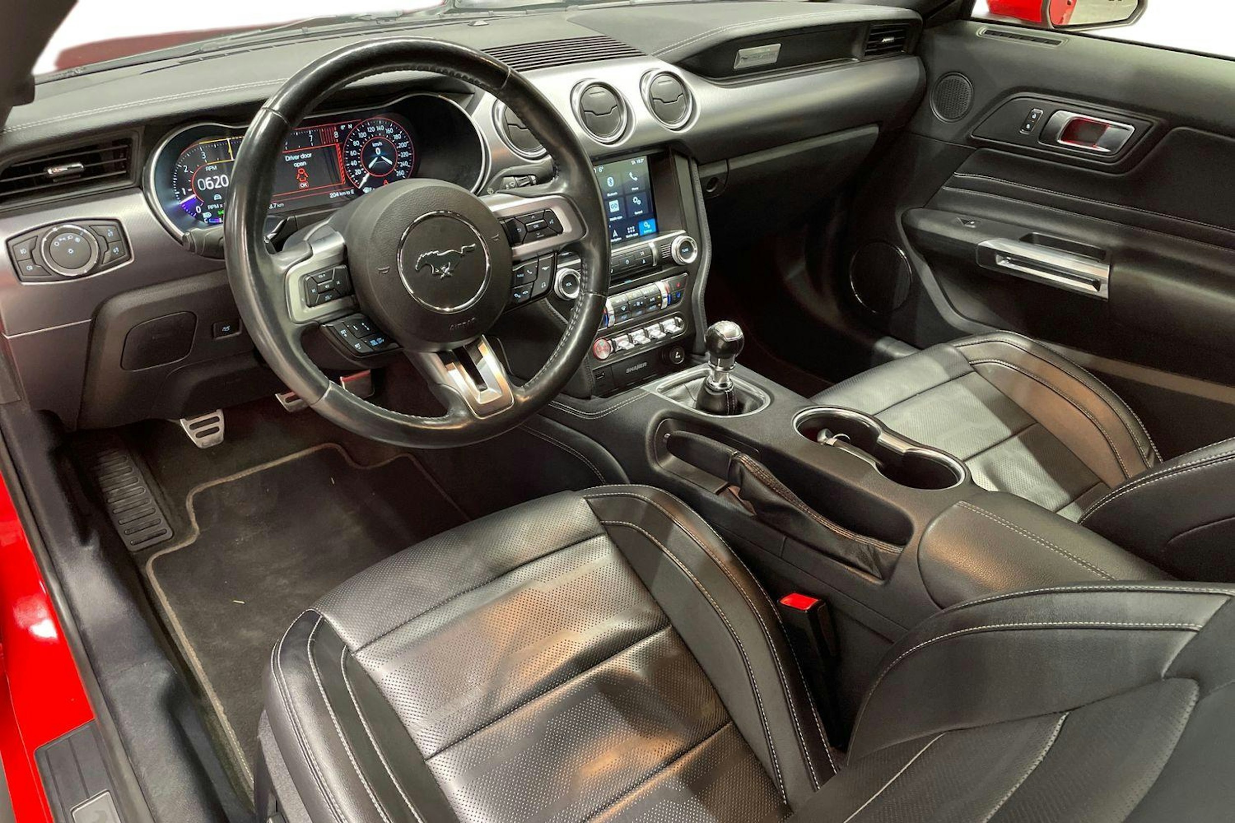 Punainen Ford MUSTANG 2018 kuva 7.