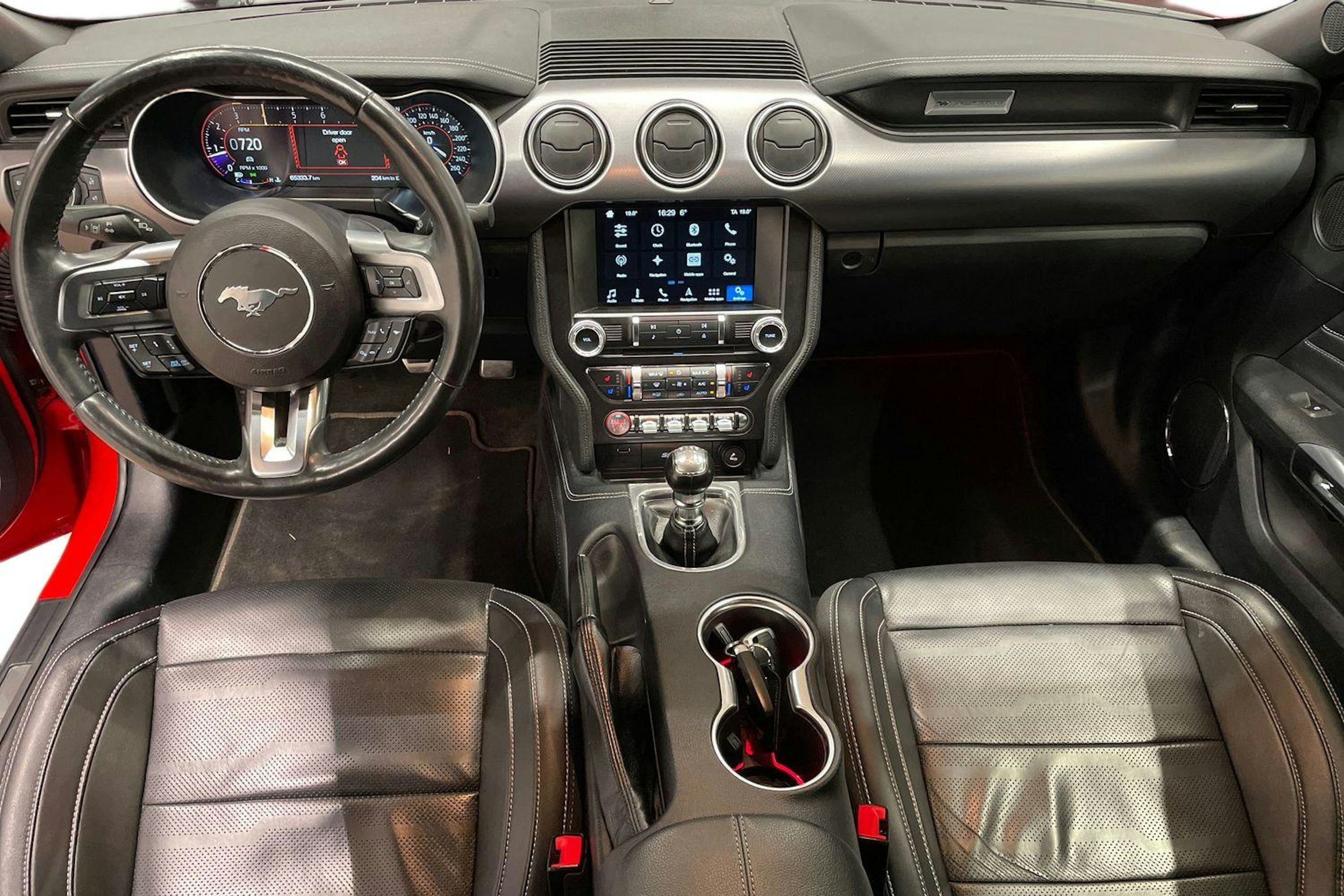 Punainen Ford MUSTANG 2018 kuva 9.