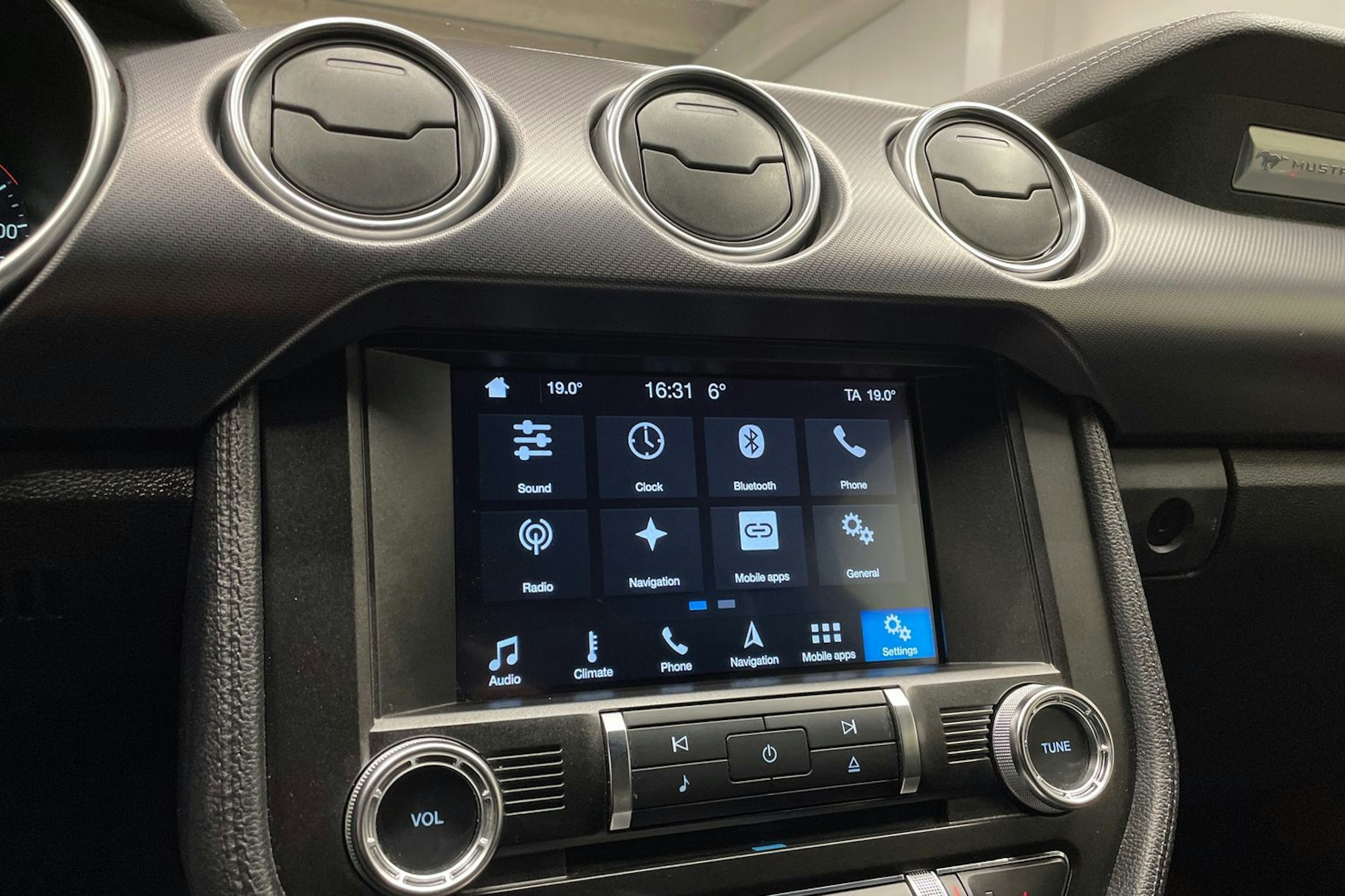 Punainen Ford MUSTANG 2018 kuva 16.