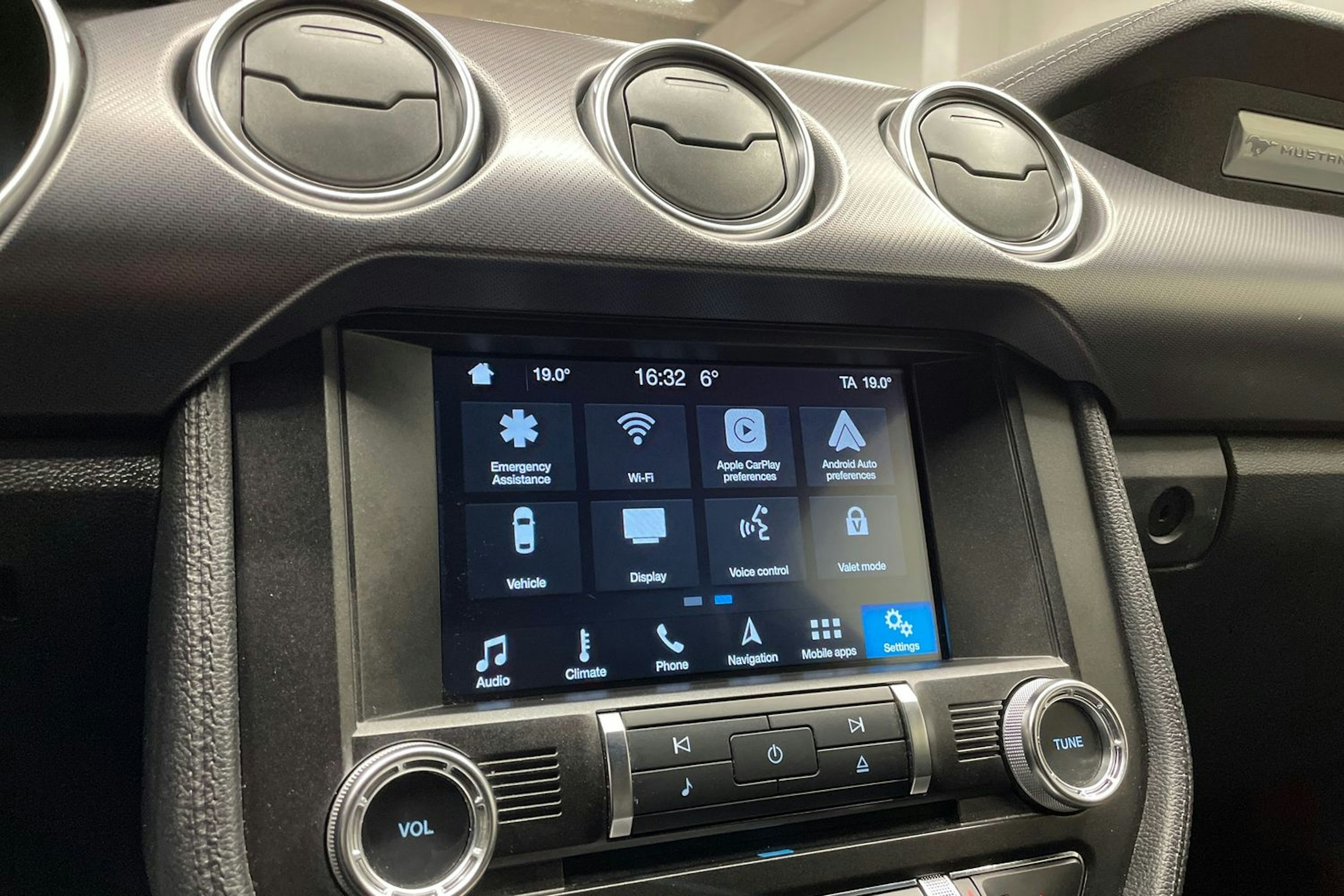 Punainen Ford MUSTANG 2018 kuva 17.