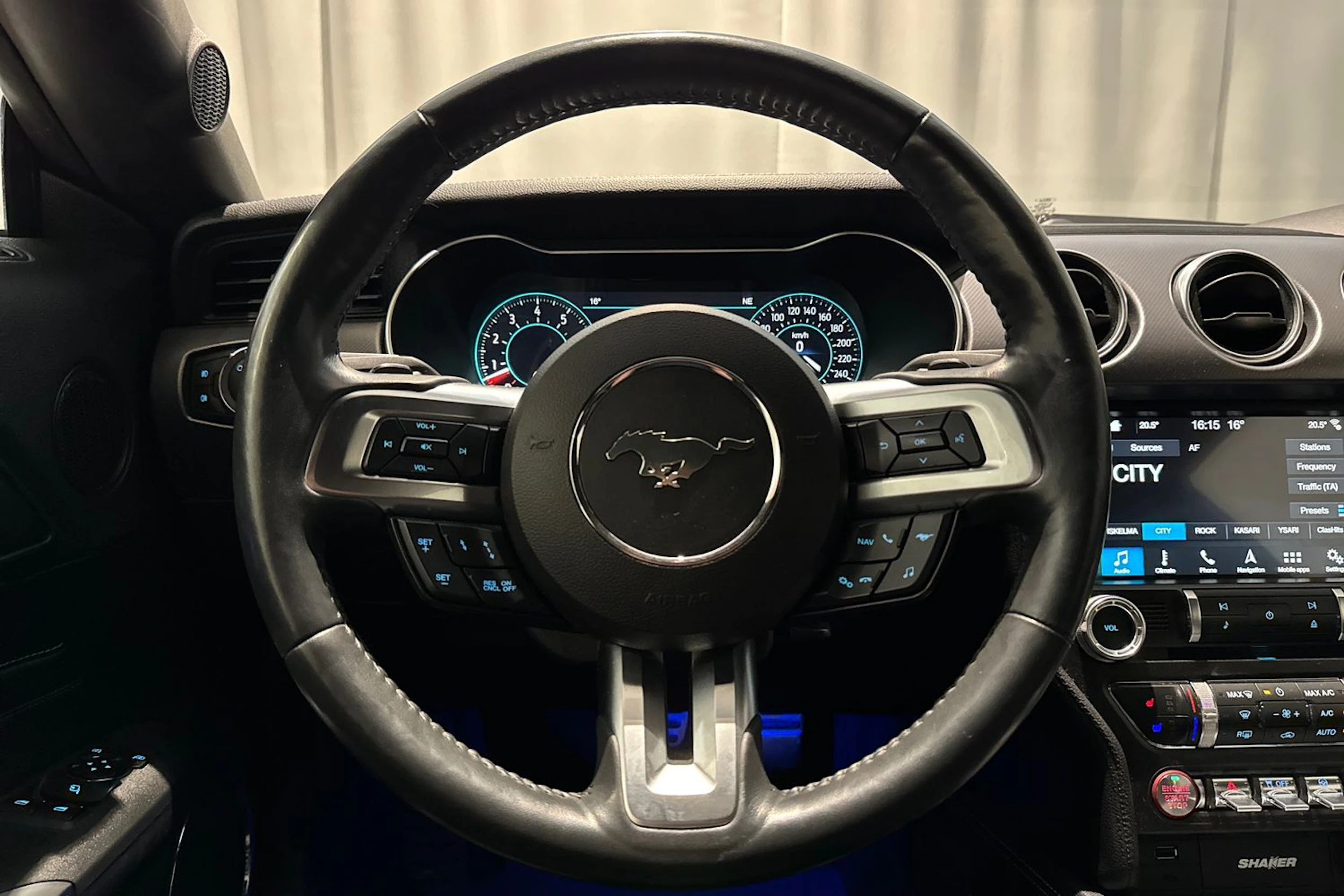 met. sininen Ford Mustang 2018 kuva 15.