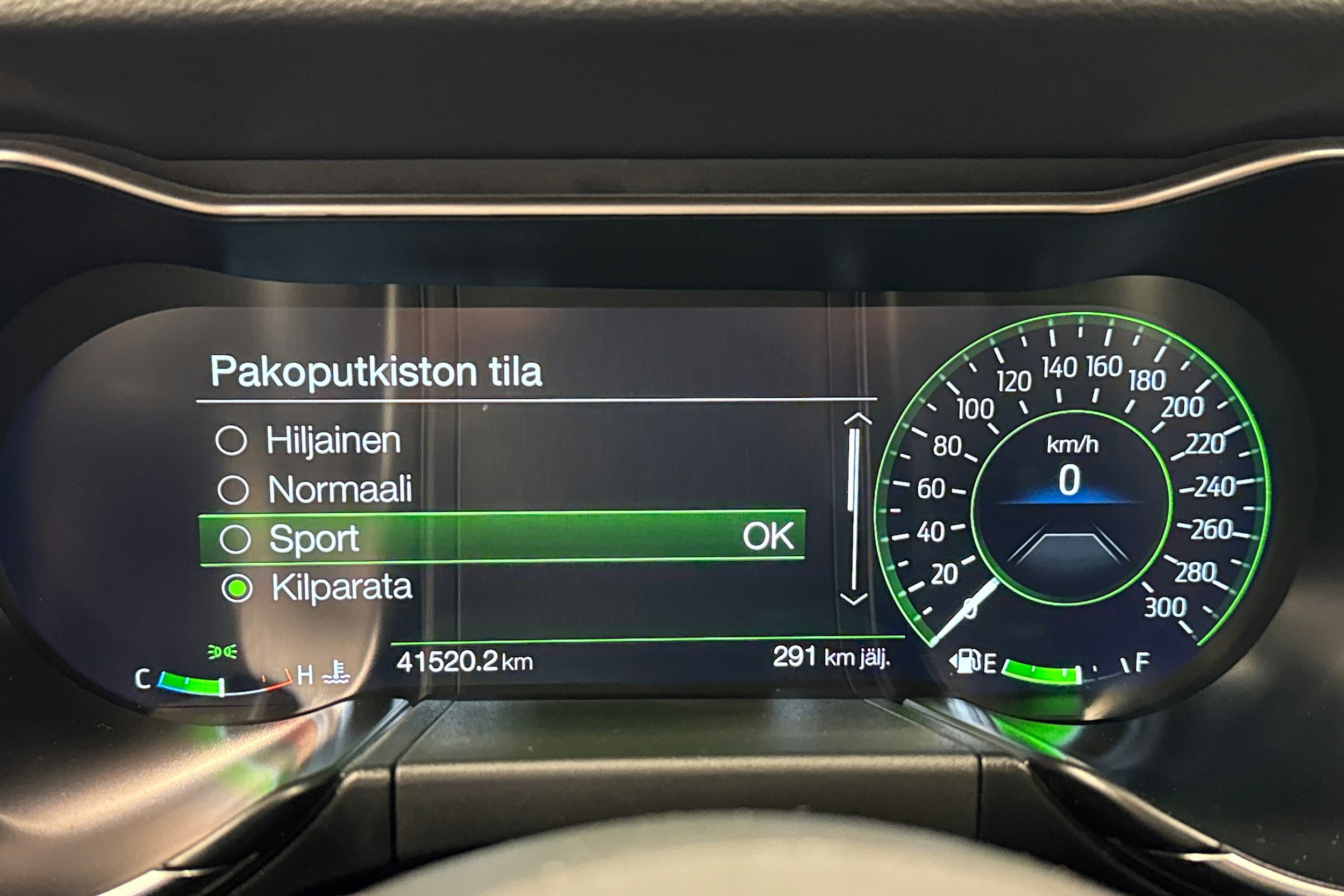 met. vihreä Ford Mustang 2020 kuva 18.