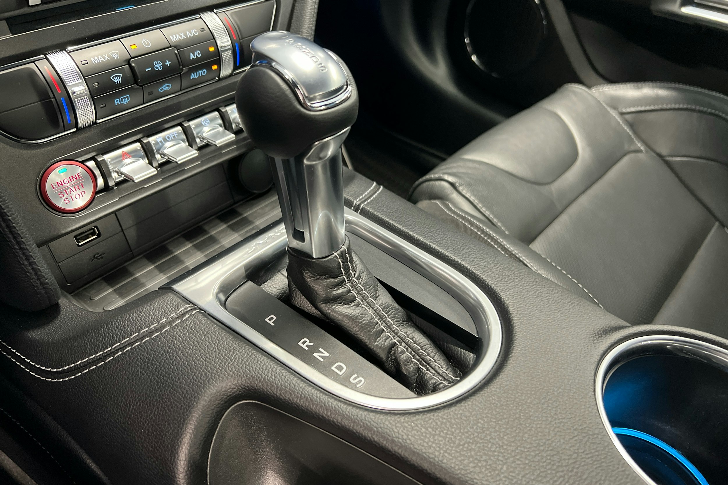 Sininen Ford Mustang 2021 kuva 21.