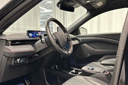 musta Ford Mustang Mach-E 2021 kuva 7.