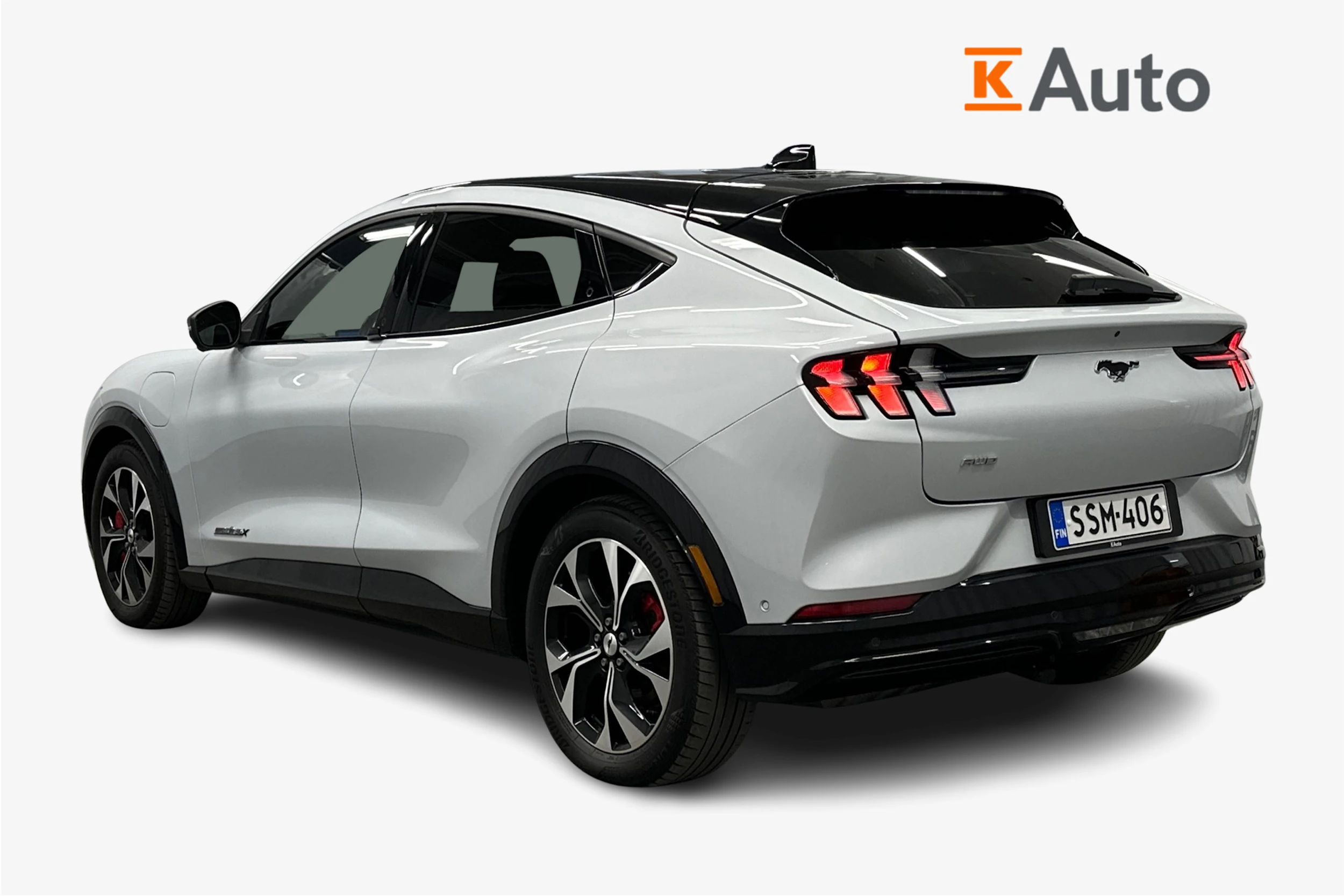 valkoinen Ford Mustang Mach-E 2021 kuva 3.