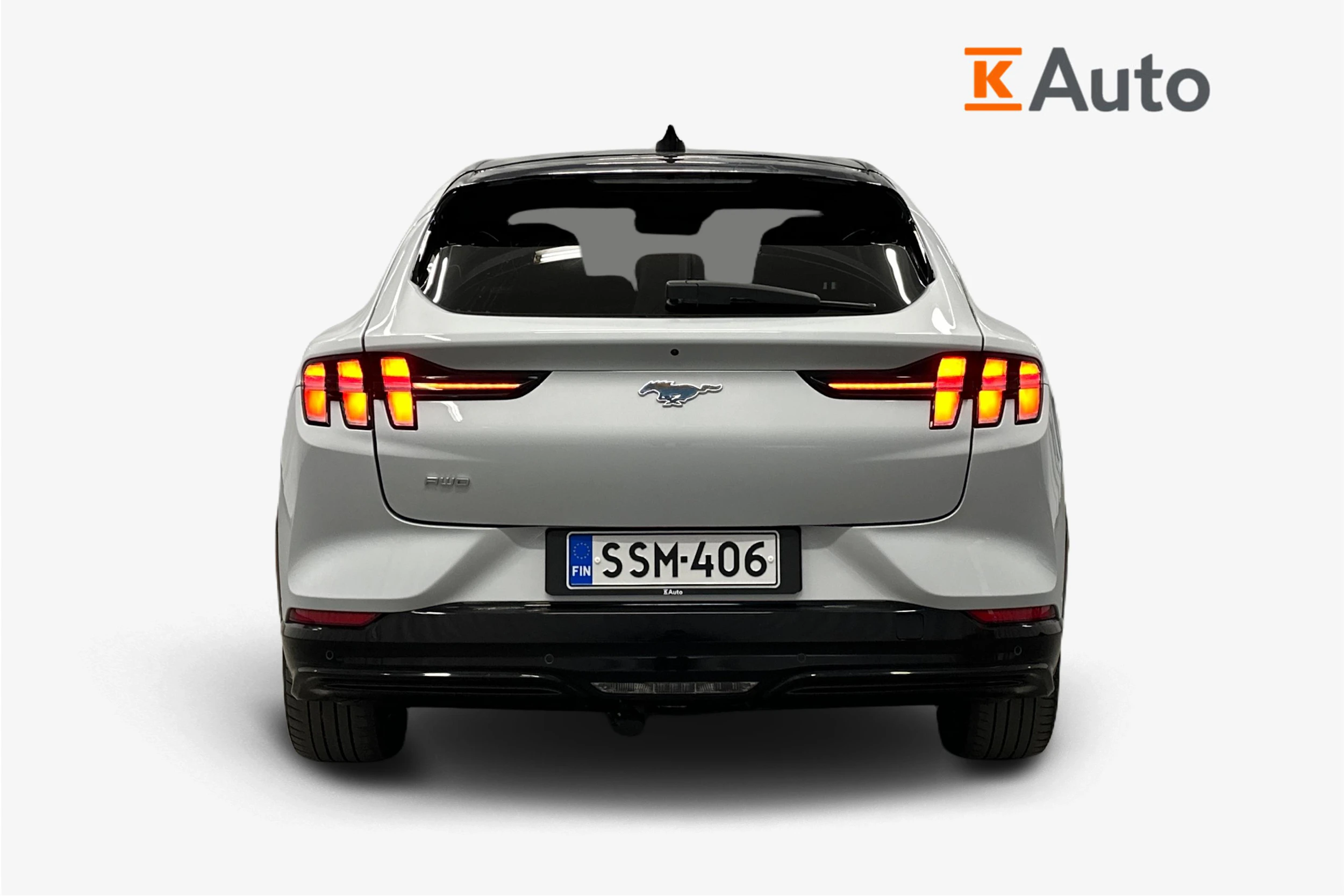 valkoinen Ford Mustang Mach-E 2021 kuva 4.