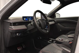 valkoinen Ford Mustang Mach-E 2021 kuva 8.