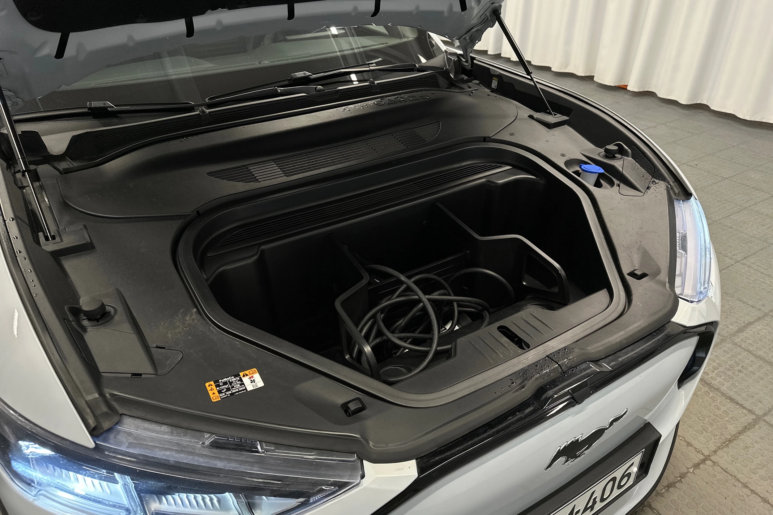 valkoinen Ford Mustang Mach-E 2021 kuva 31.