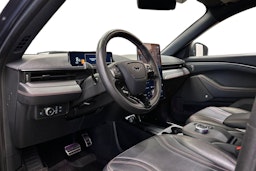 sininen Ford Mustang Mach-E 2021 kuva 7.