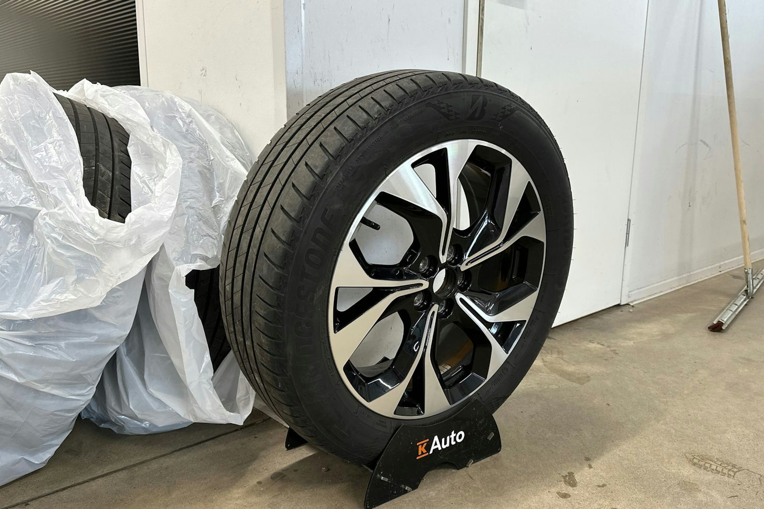 sininen Ford Mustang Mach-E 2021 kuva 13.