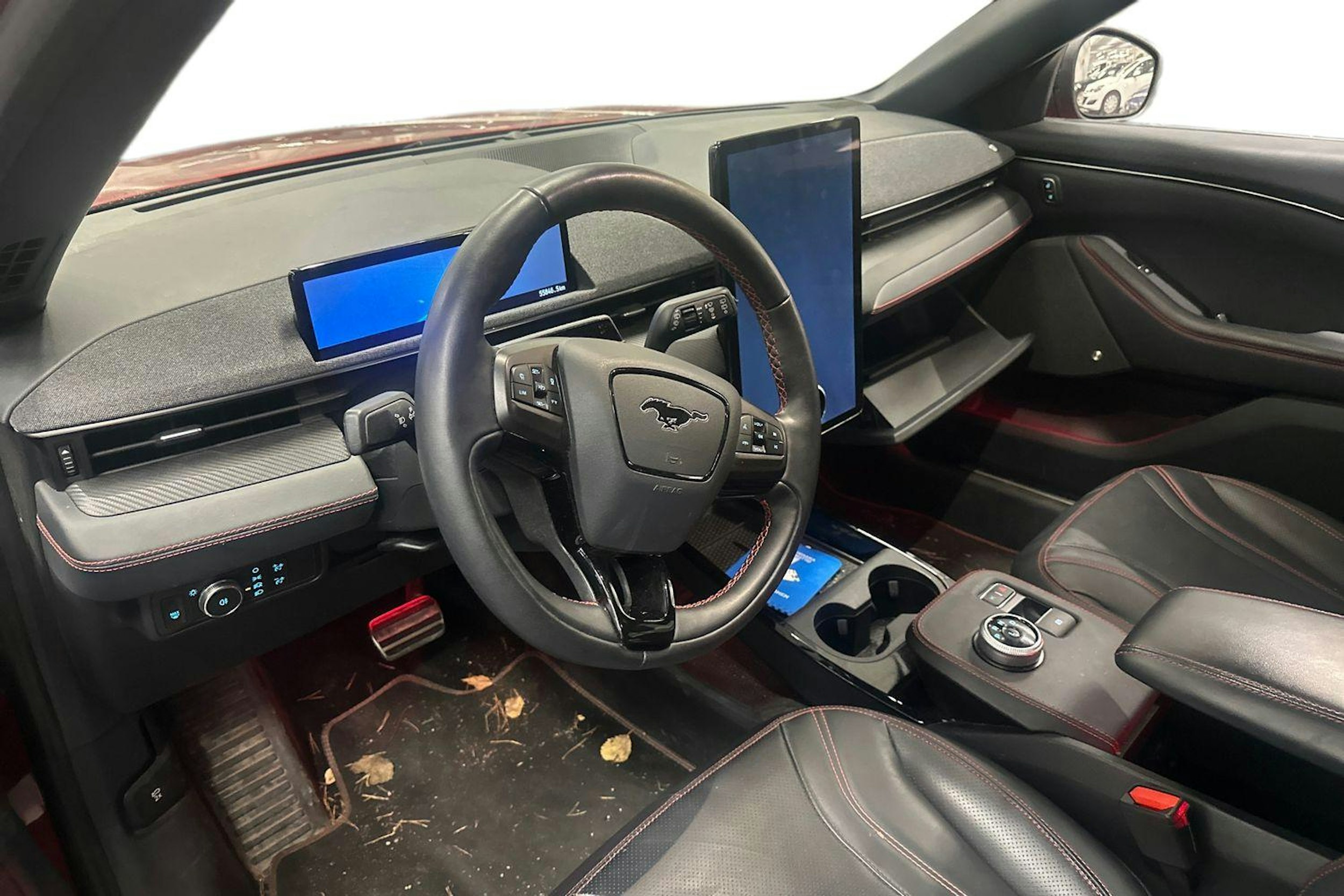 Punainen Ford Mustang Mach-E 2021 kuva 3.