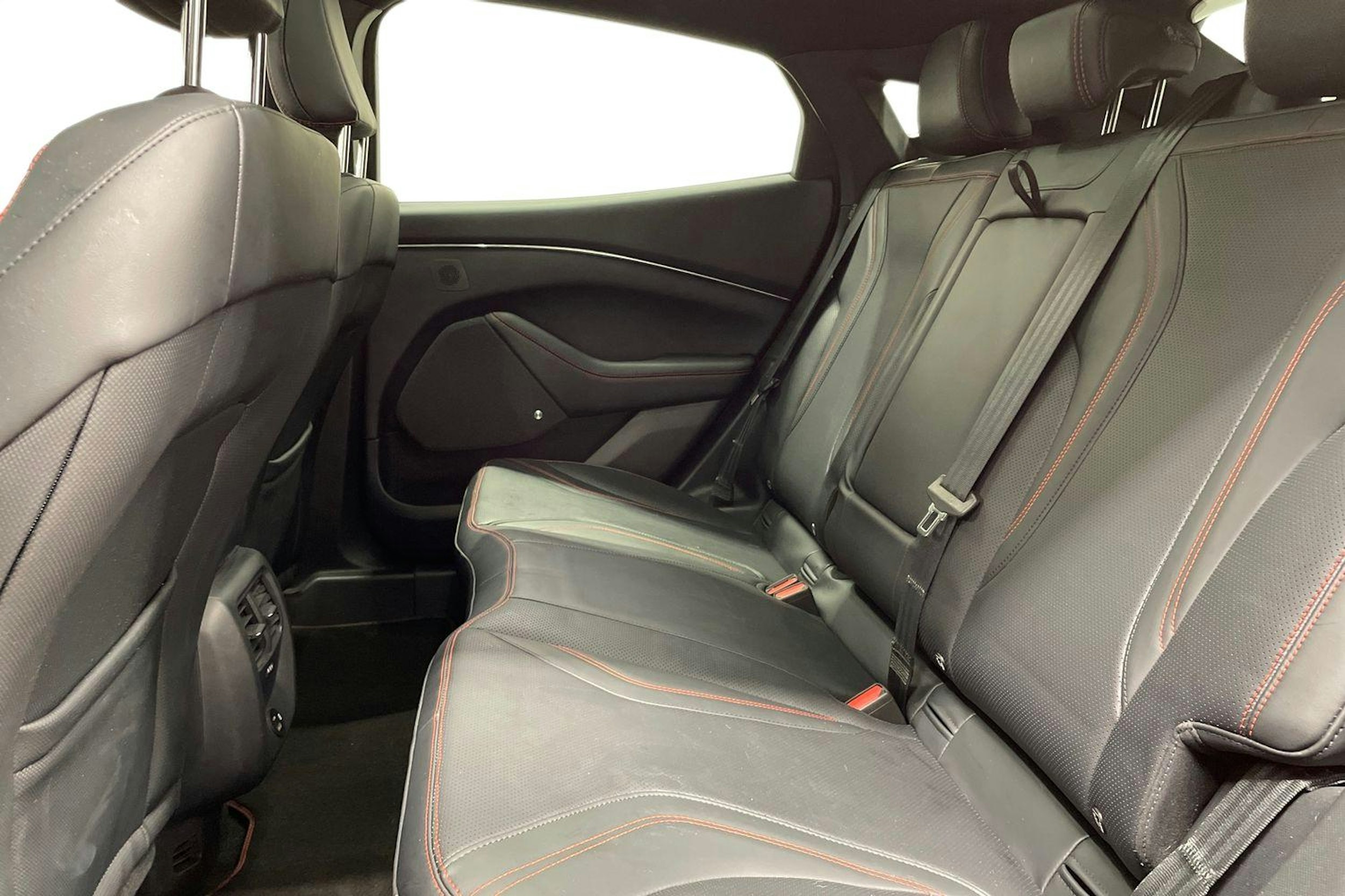 punainen Ford Mustang Mach-E 2021 kuva 10.