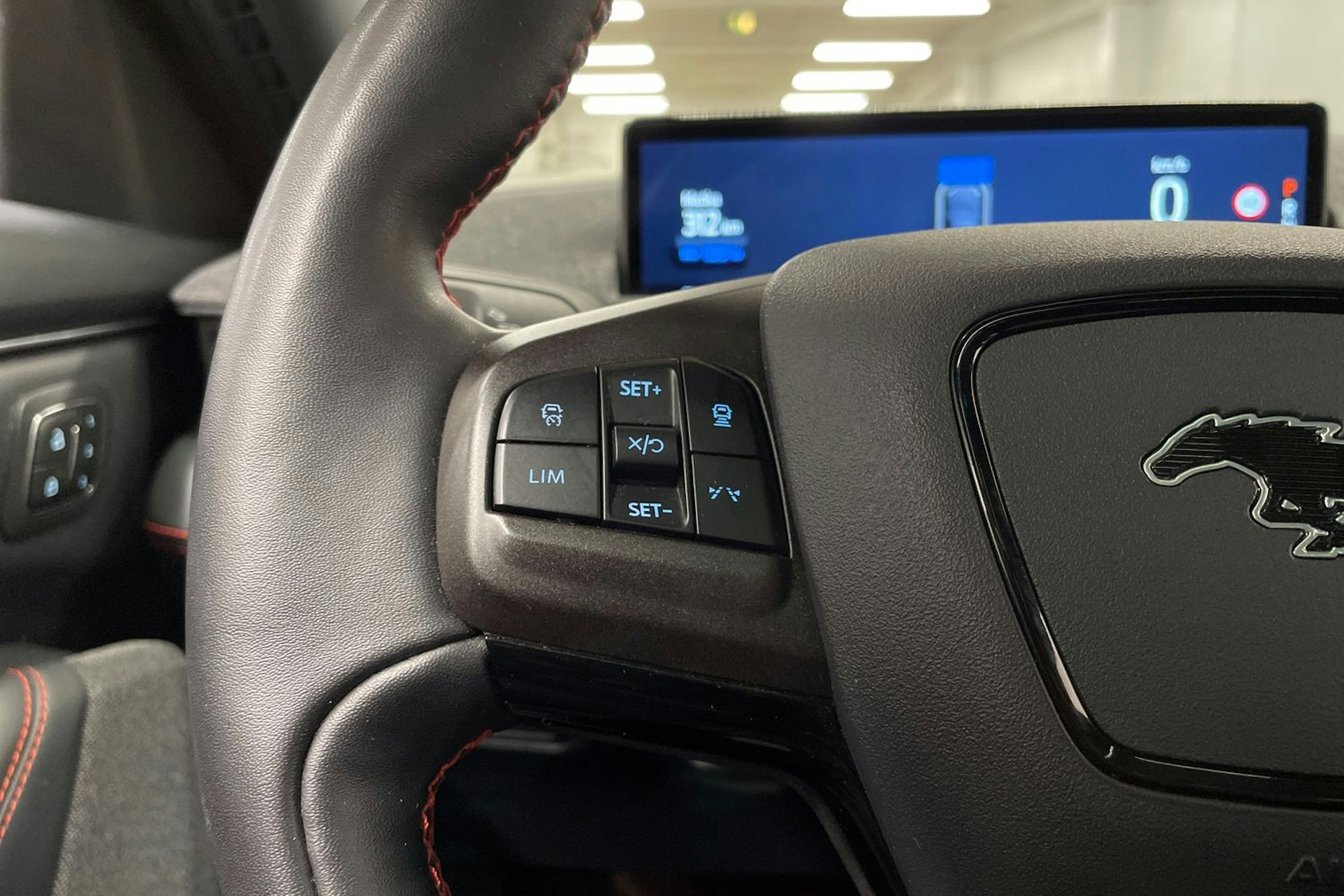 punainen Ford Mustang Mach-E 2021 kuva 24.