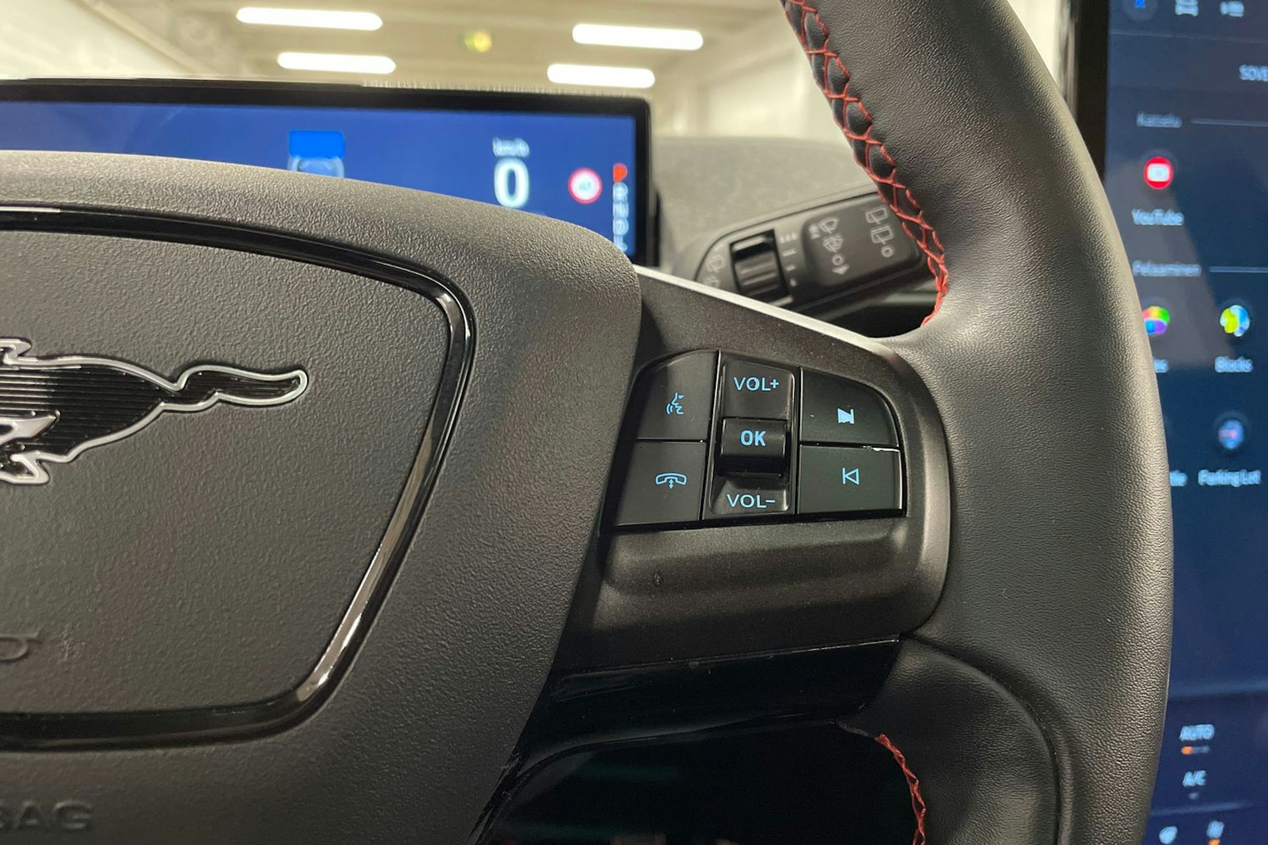 punainen Ford Mustang Mach-E 2021 kuva 25.