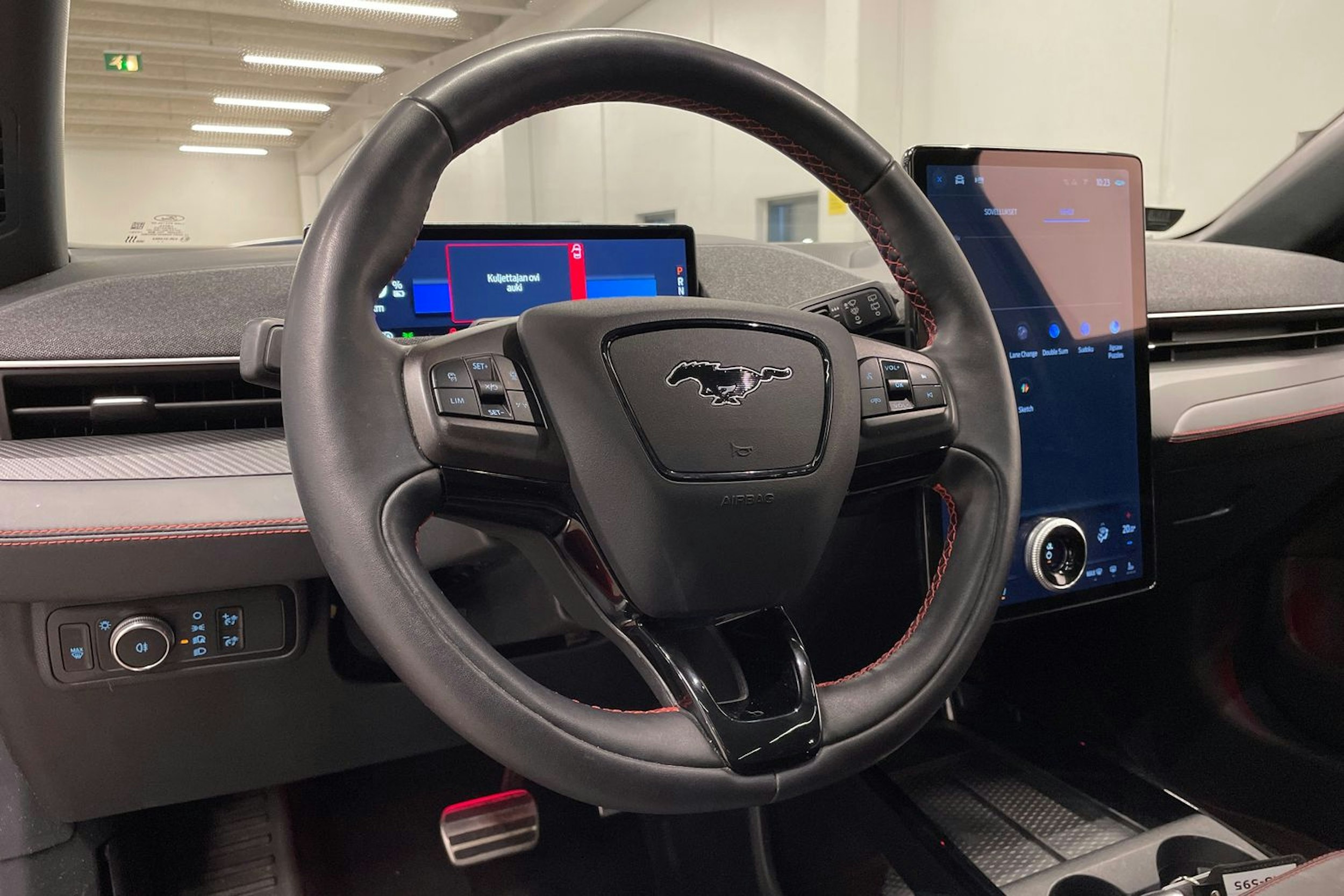 punainen Ford Mustang Mach-E 2021 kuva 29.