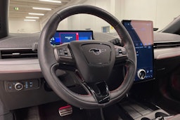 punainen Ford Mustang Mach-E 2021 kuva 29.