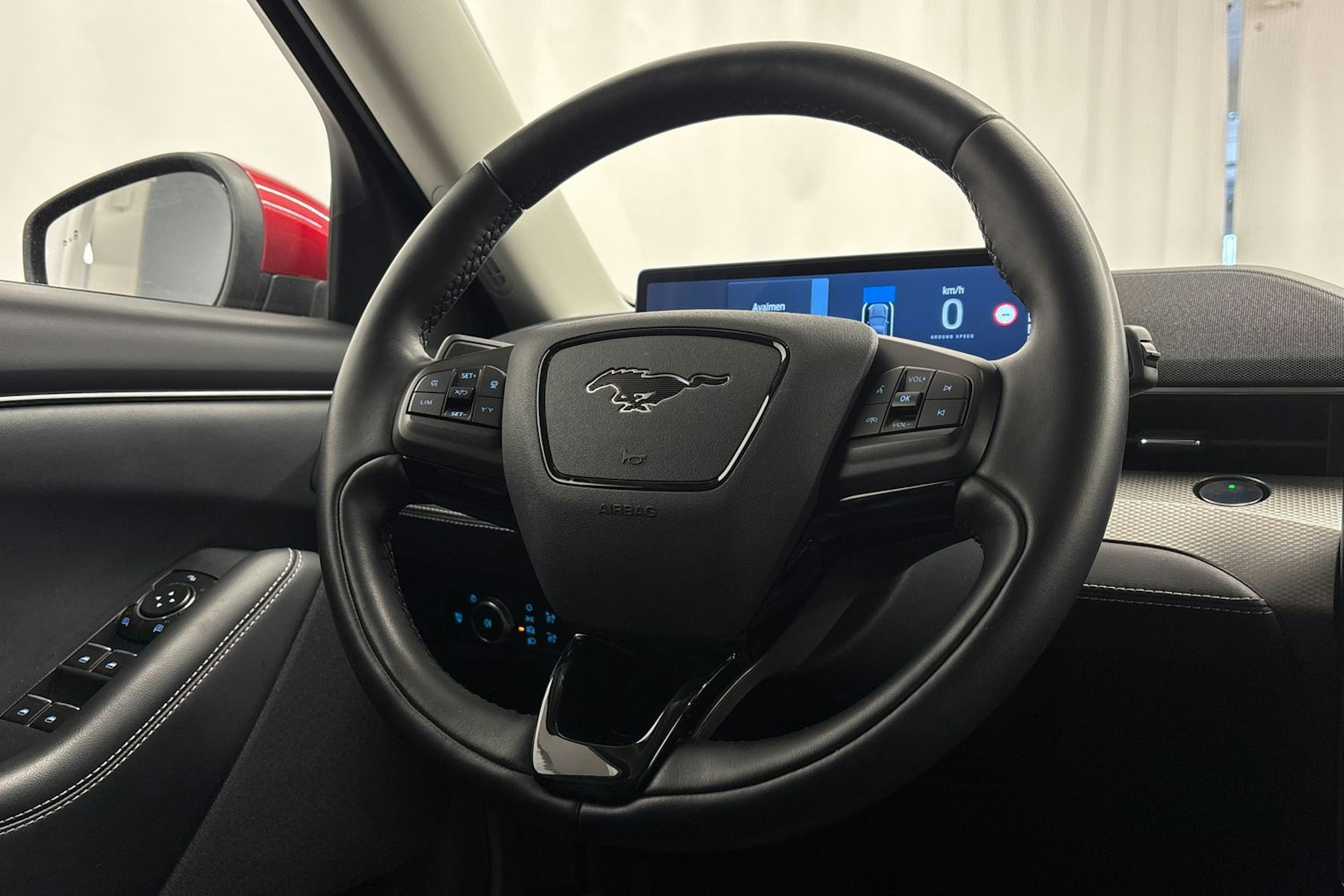 punainen Ford Mustang Mach-E 2022 kuva 15.