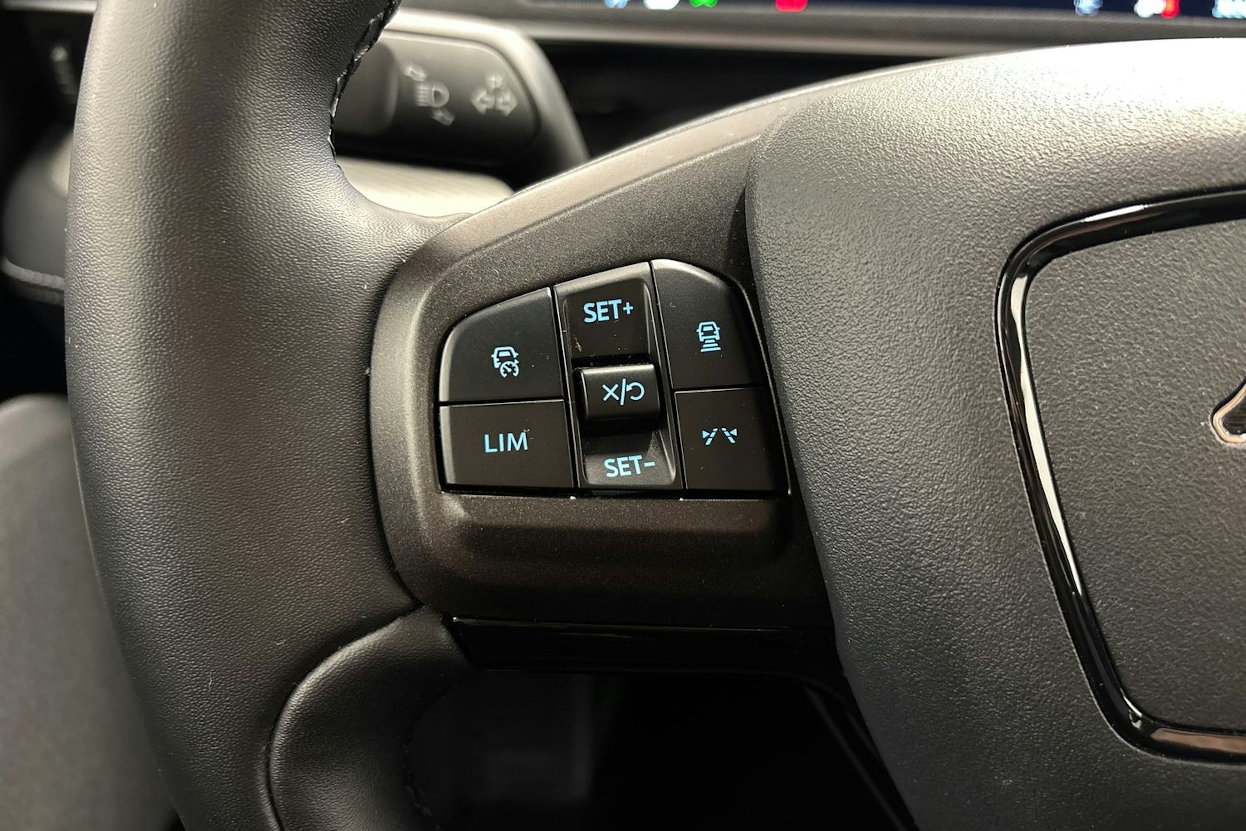 punainen Ford Mustang Mach-E 2022 kuva 16.