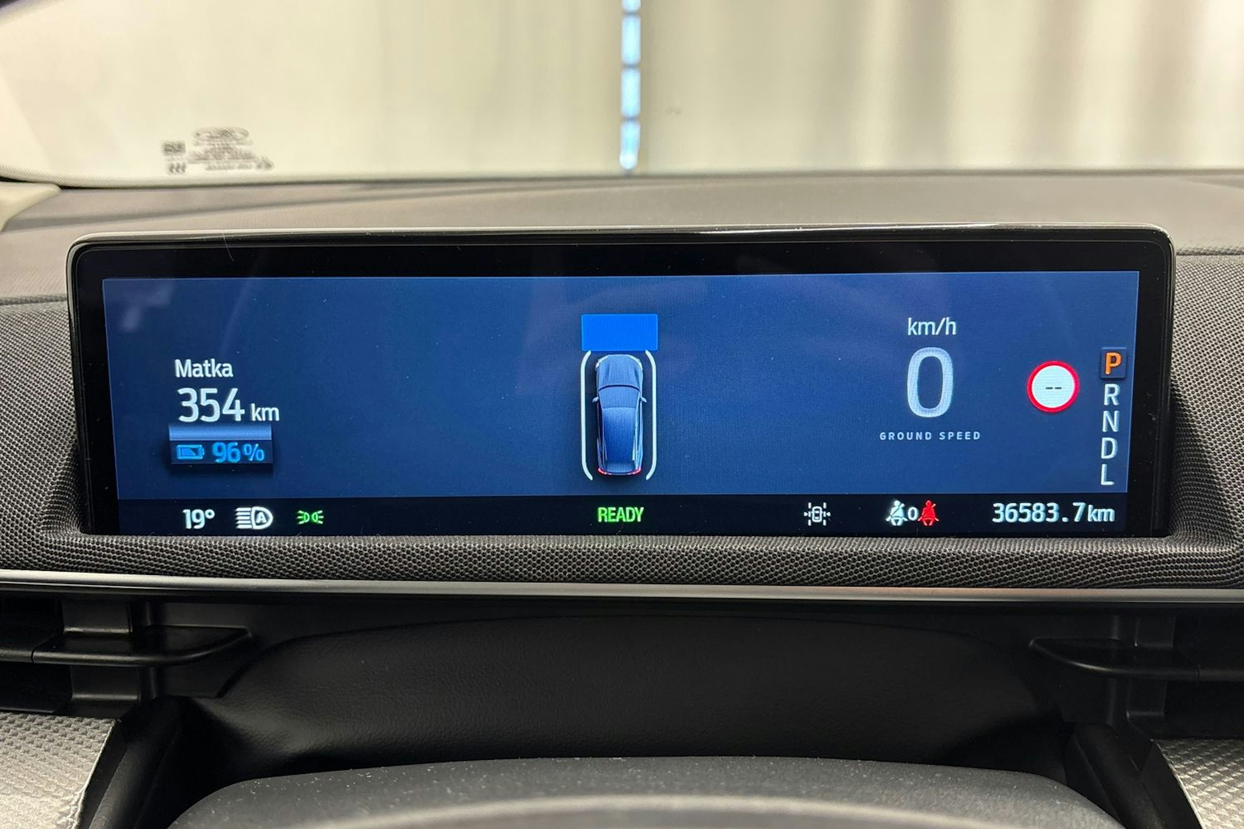 punainen Ford Mustang Mach-E 2022 kuva 18.