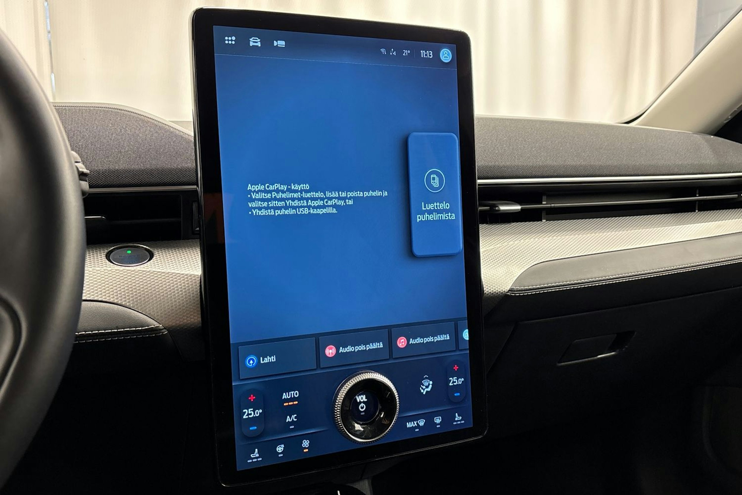 punainen Ford Mustang Mach-E 2022 kuva 20.