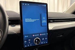 punainen Ford Mustang Mach-E 2022 kuva 20.