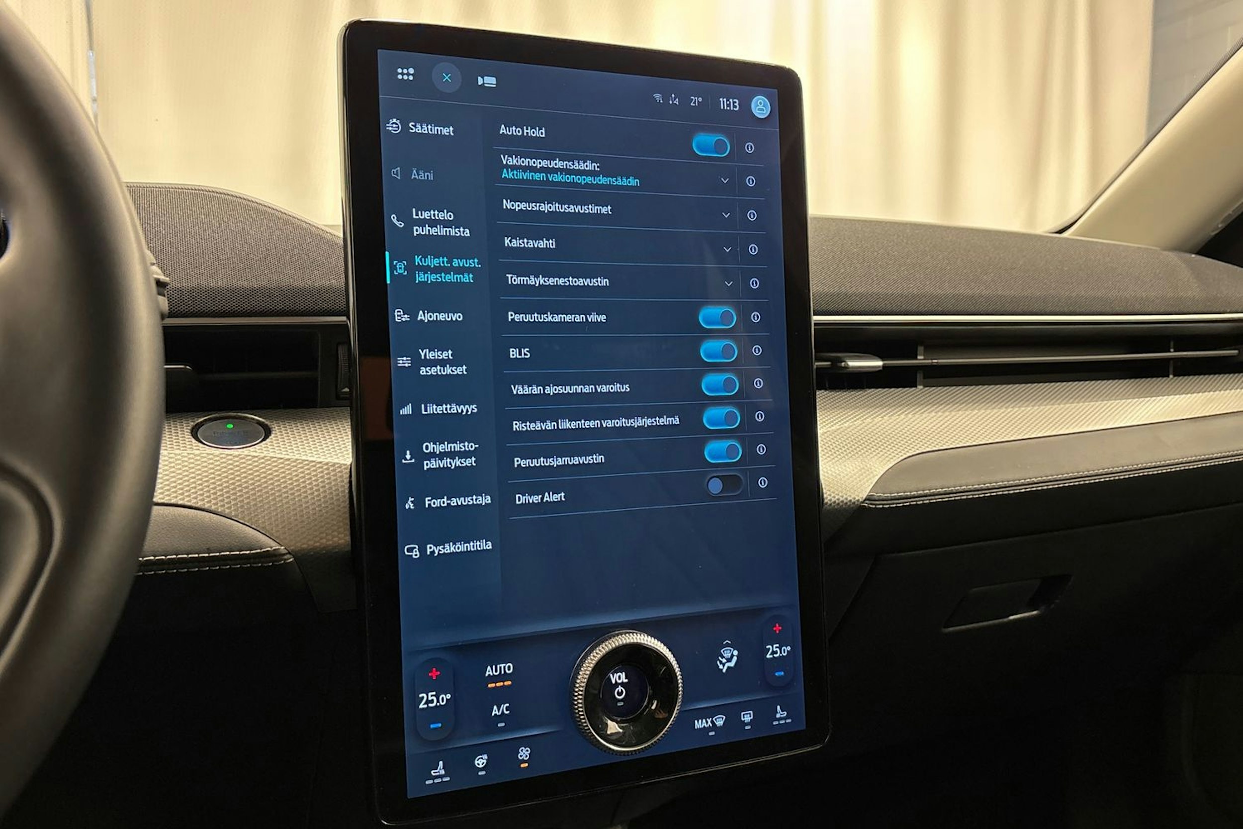 punainen Ford Mustang Mach-E 2022 kuva 21.