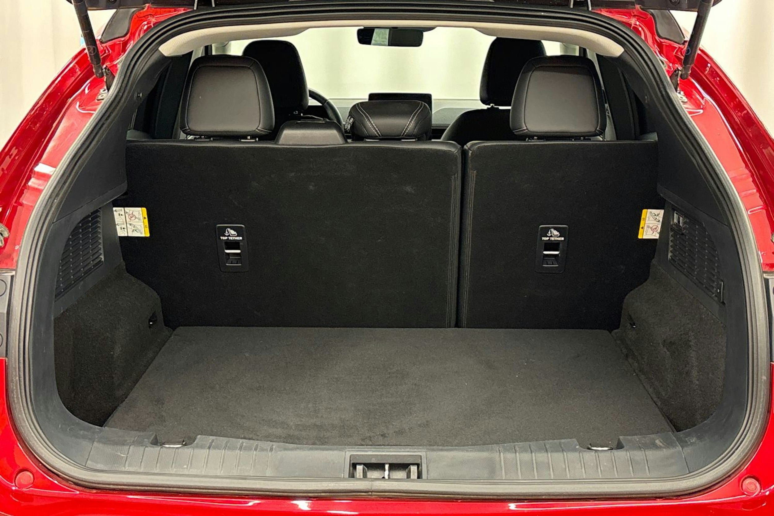 punainen Ford Mustang Mach-E 2022 kuva 24.