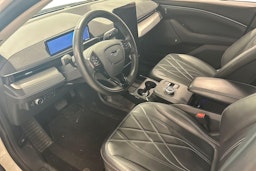valkoinen Ford Mustang Mach-E 2022 kuva 3.