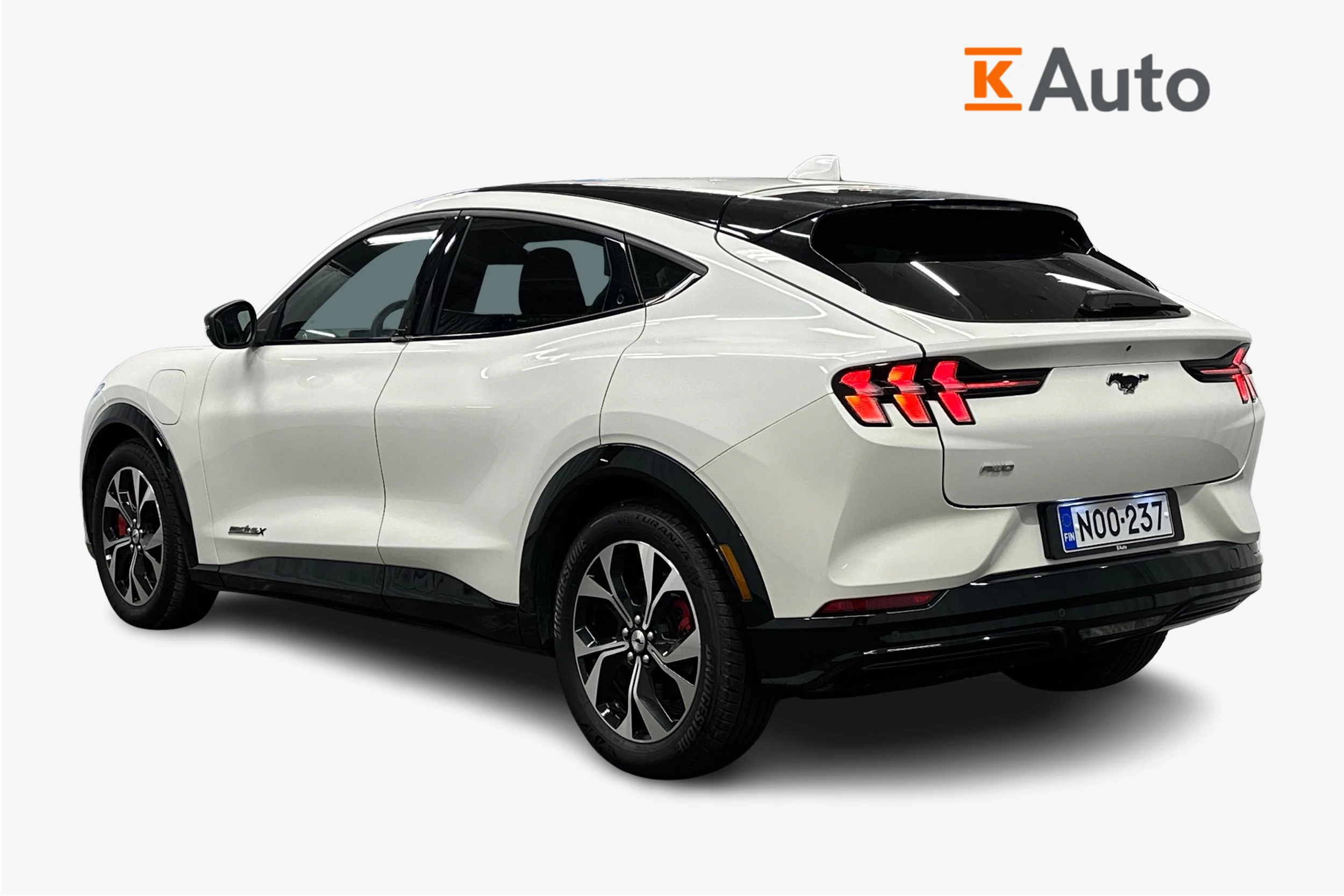 valkoinen Ford Mustang Mach-E 2022 kuva 2.